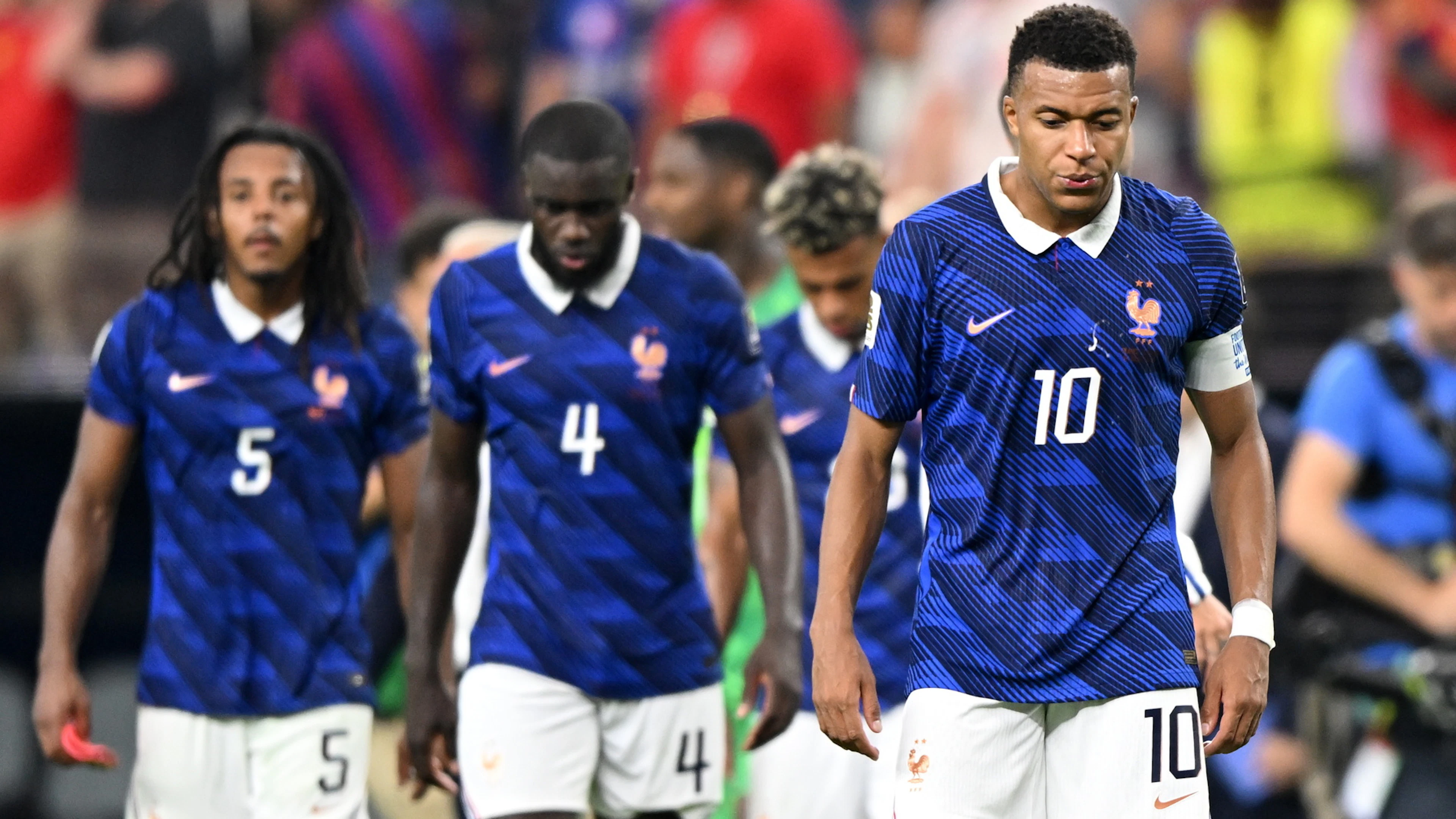 Die Frankreich-Stars verlassen mit gesenkten Köpfen den Rasen.