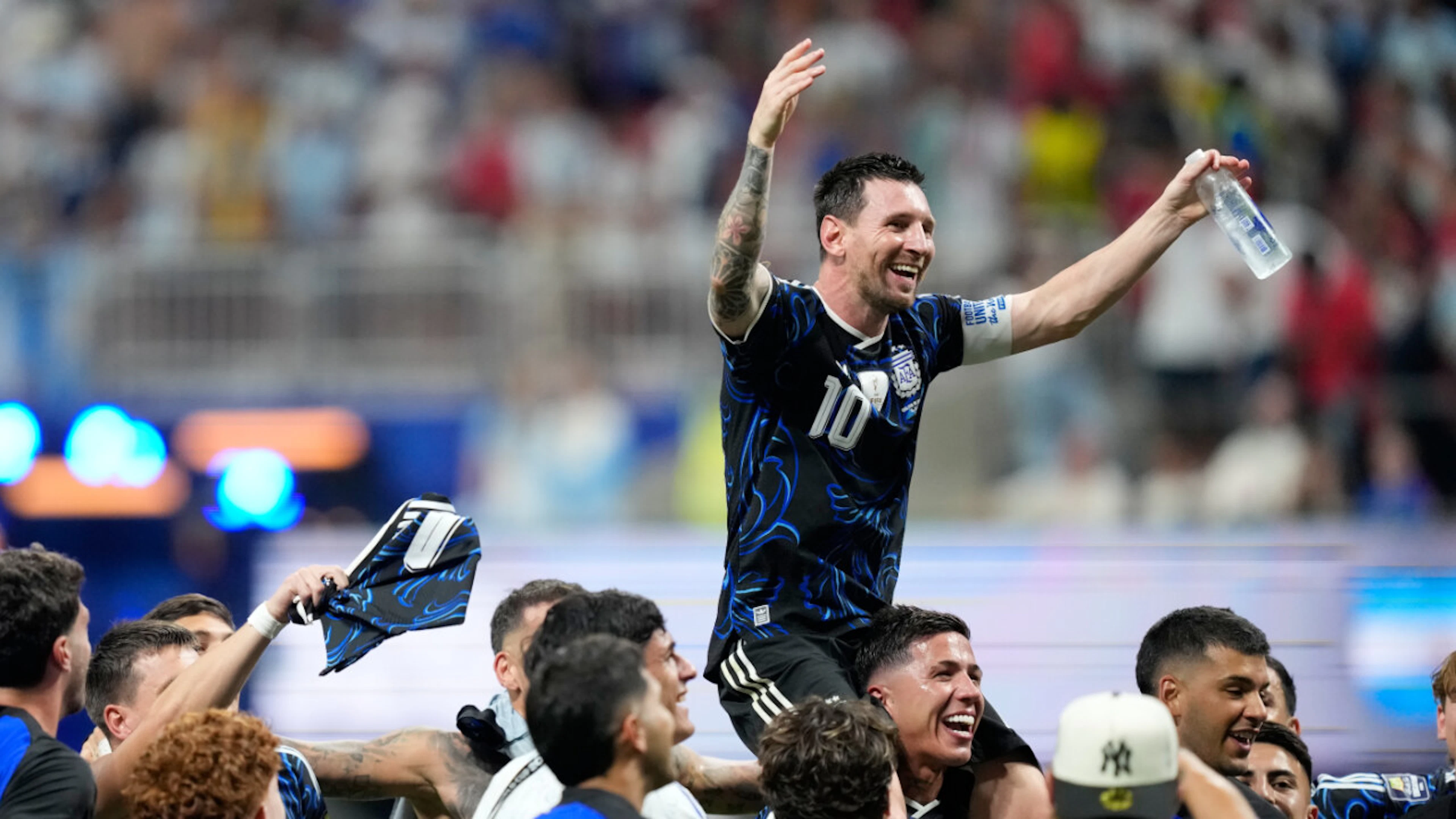 Lionel Messi wird von seinen Teamkollegen auf Händen getragen