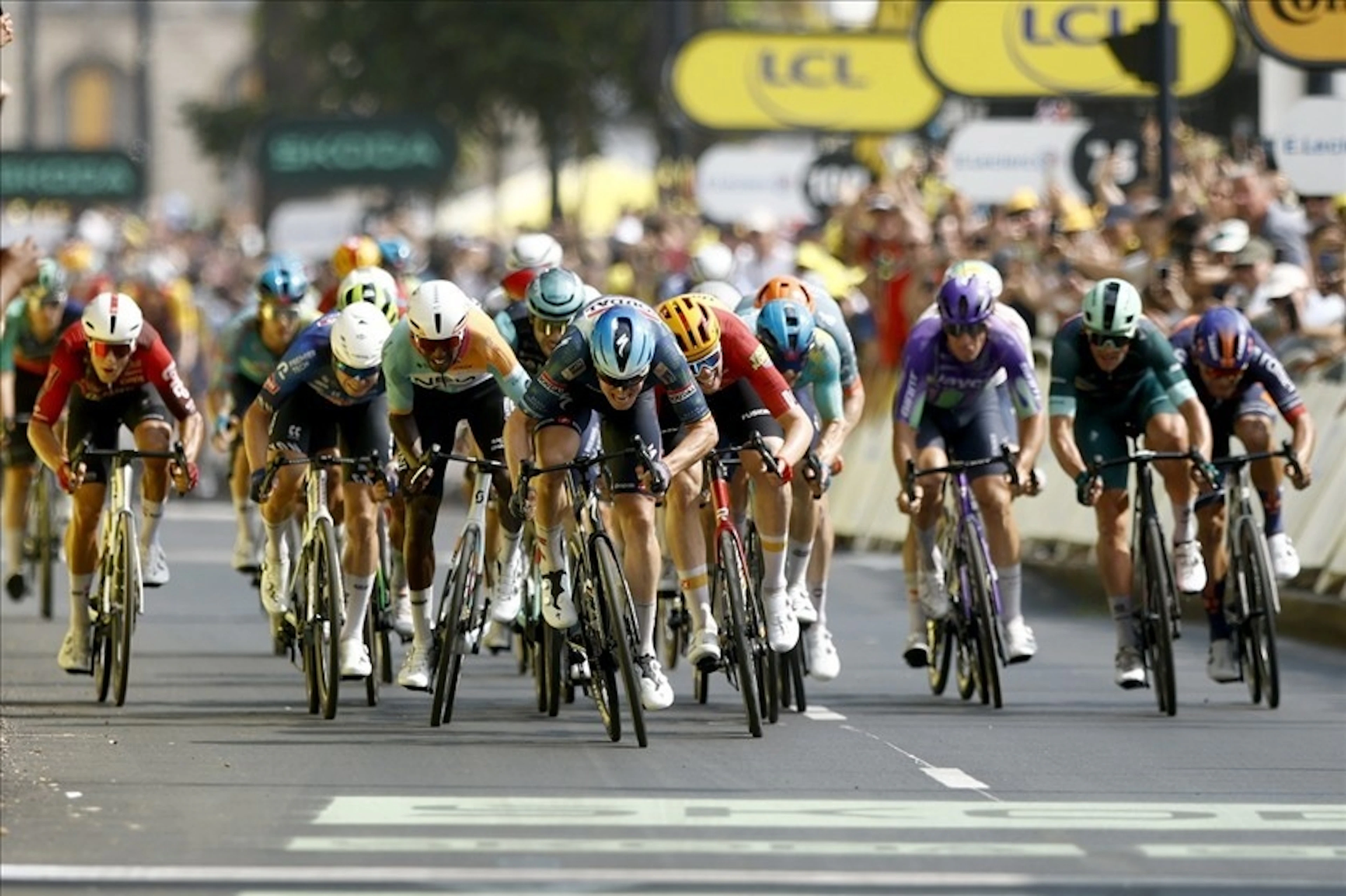 La volata ha visto trionfare il ciclista norvegese.