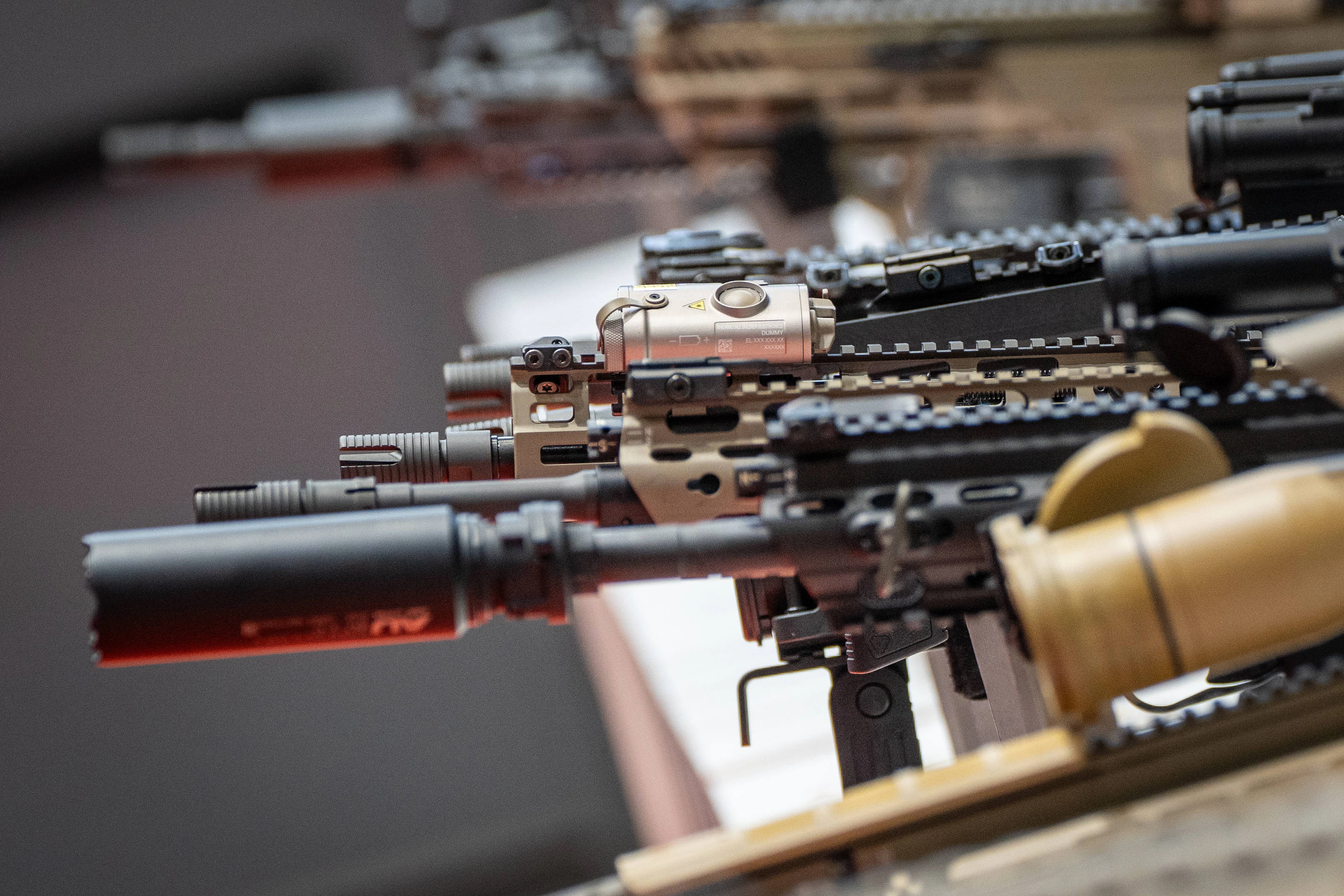 L'enquête, ouverte en avril par le parquet de Beauvais, a révélé un «réseau structuré de fabrication et de ventes d'armes de guerre» principalement implanté en région parisienne mais qui «s'approvisionnait en Suisse et assurait la distribution sur l'ensemble du territoire national», selon le parquet de Lille.