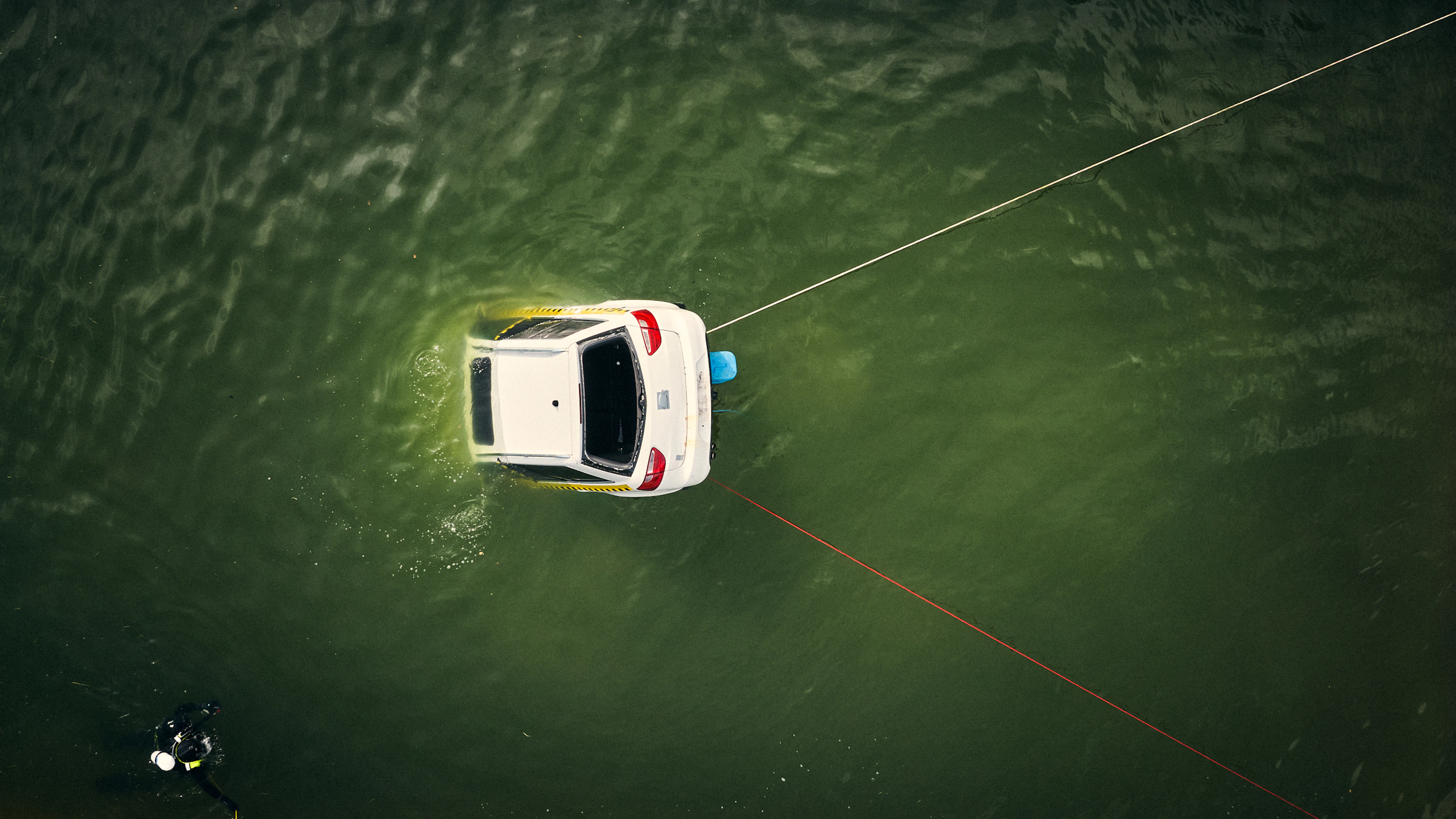 Auto im Wasser: Warum die Tür zur Falle wird