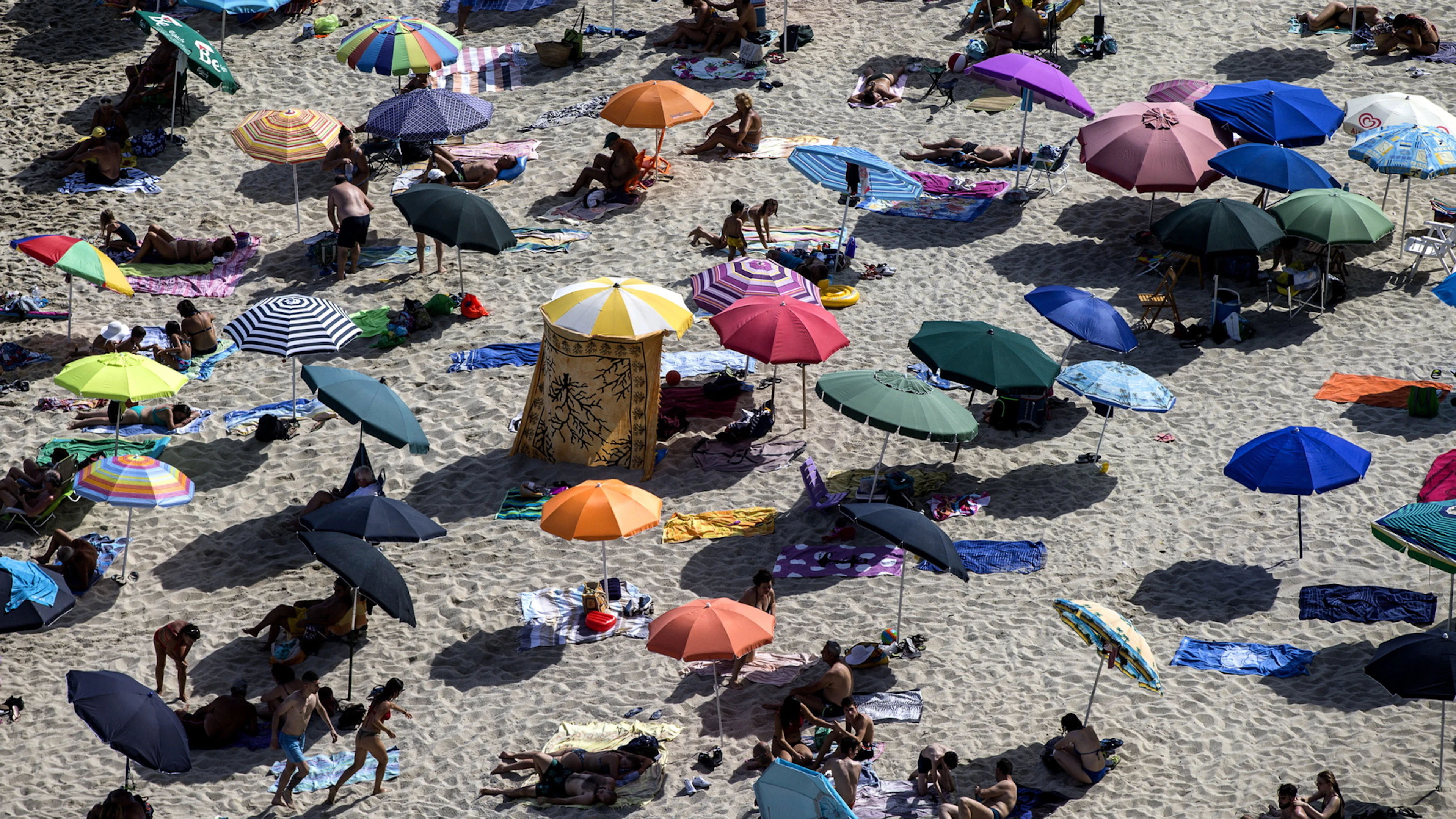 Oltre 22mila immagini pedopornografiche a giugno: «Foto innocenti di bambini in spiaggia»
