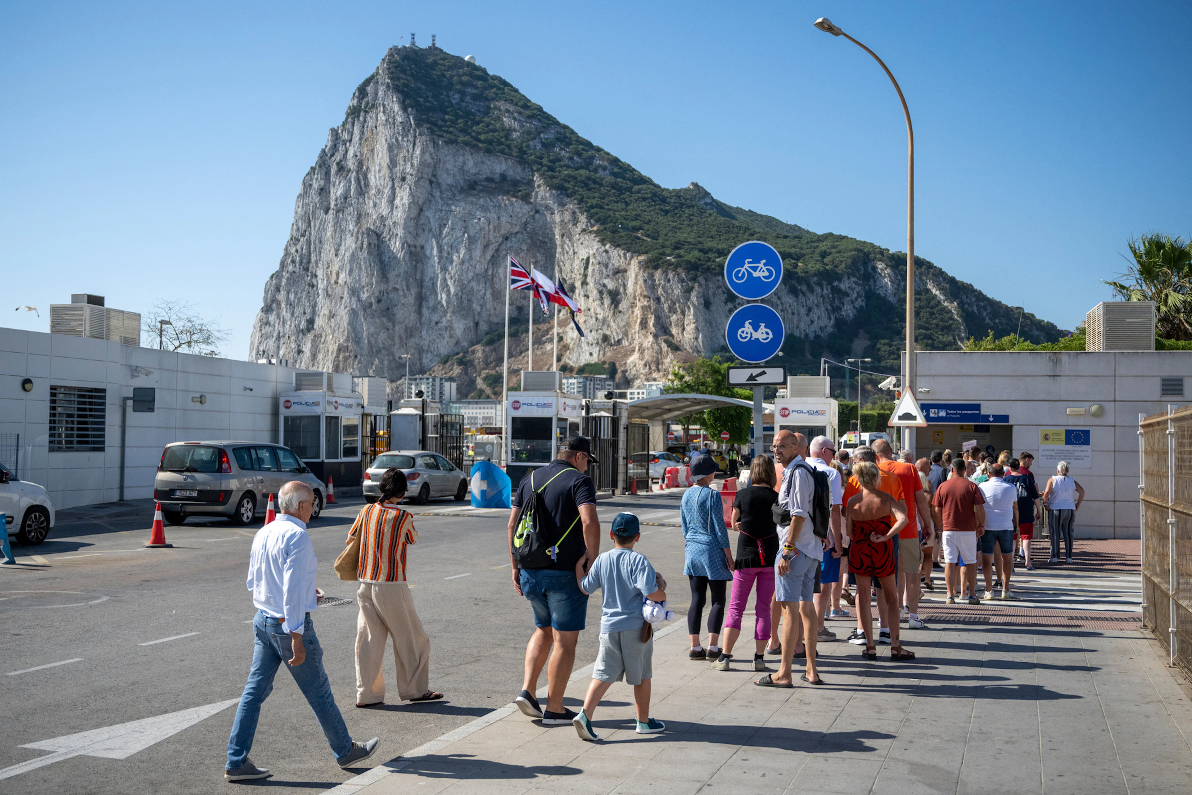 Menschen stehen am 6. Juli Schlange an der Grenze von Spanien nach Gibraltar – am gleichen Tag beginnt bereits der Abbau des Grenzpostens. (6. Juli 2026)