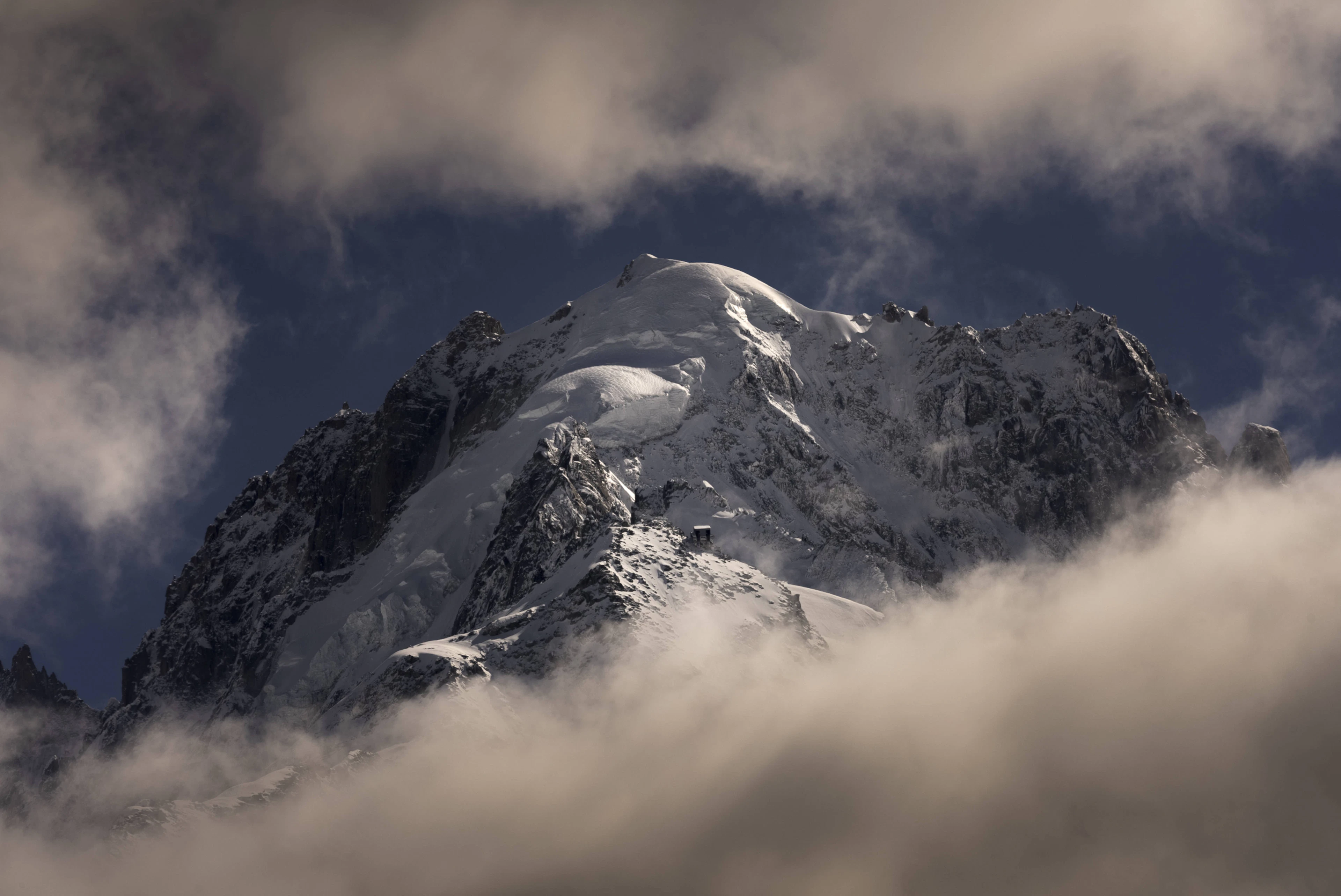 Une vue sur le sommet du Mont Blanc.