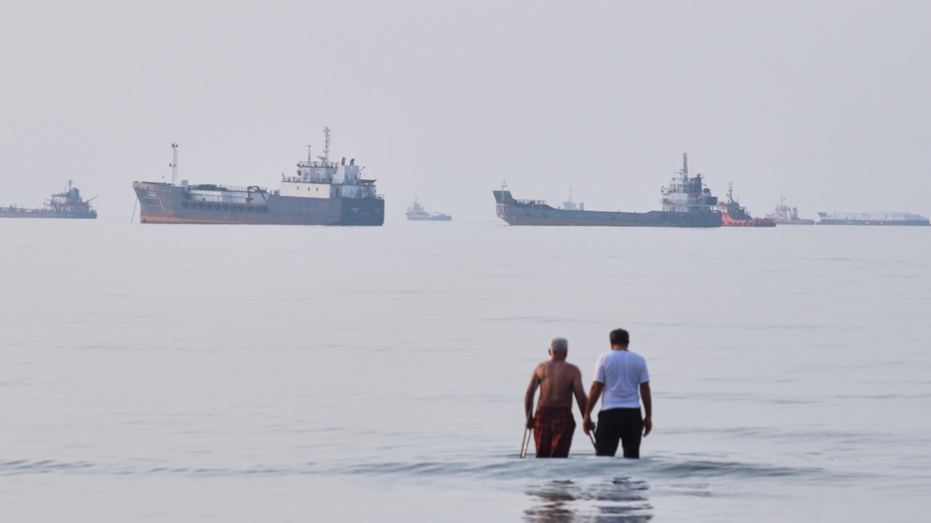 Alcune imbarcazioni ancorate nello Stretto di Hormuz al largo di Bandar Abbas, in Iran. (Foto archivio)