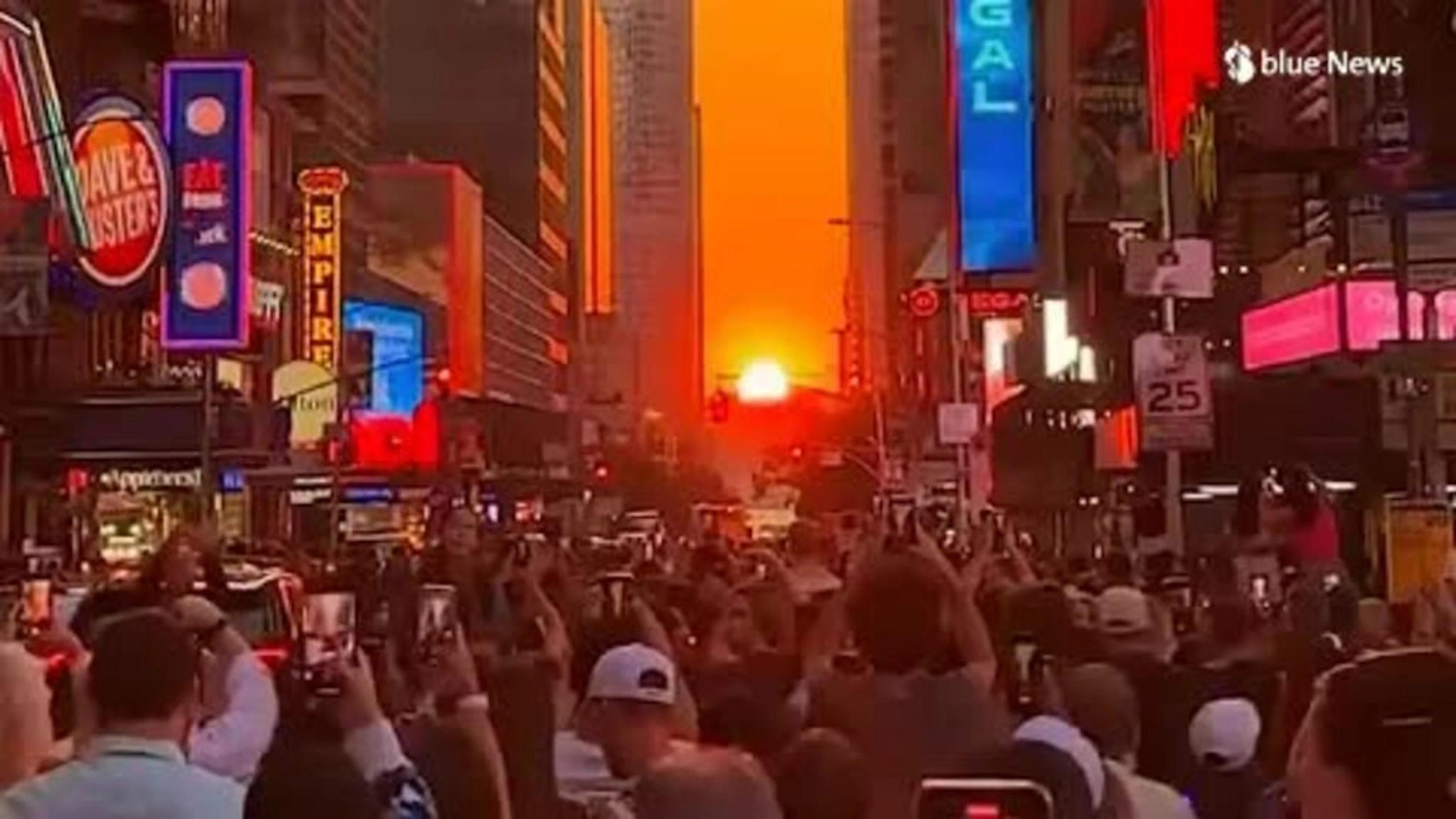 Strade di New York prese d'assalto per lo spettacolare tramonto del «Manhattanhenge»
