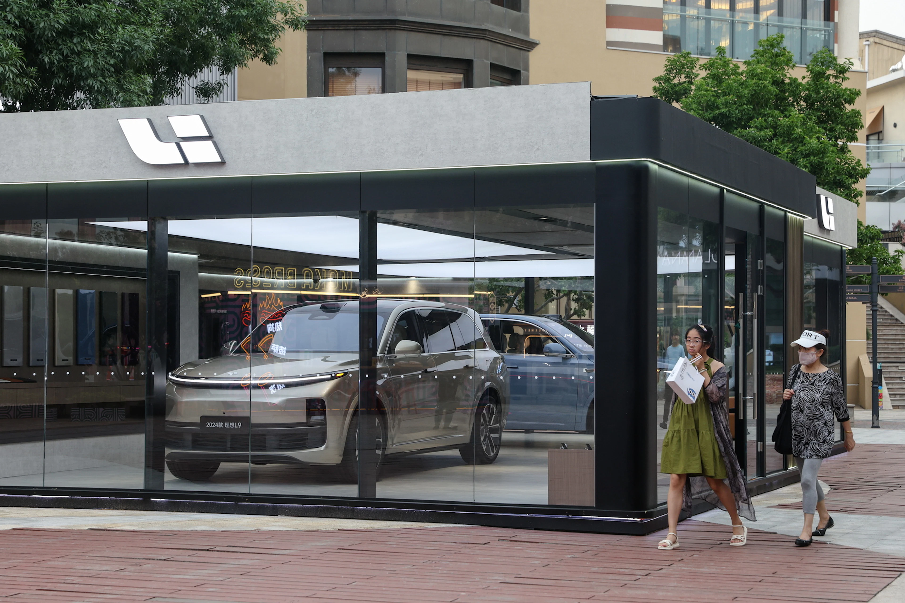 Der kriselnde Immobilienmarkt belastet die Kaufbereitschaft vieler chinesischer Konsumenten: Autohaus eines E-Autoherstellers in Peking. (Archivbild)