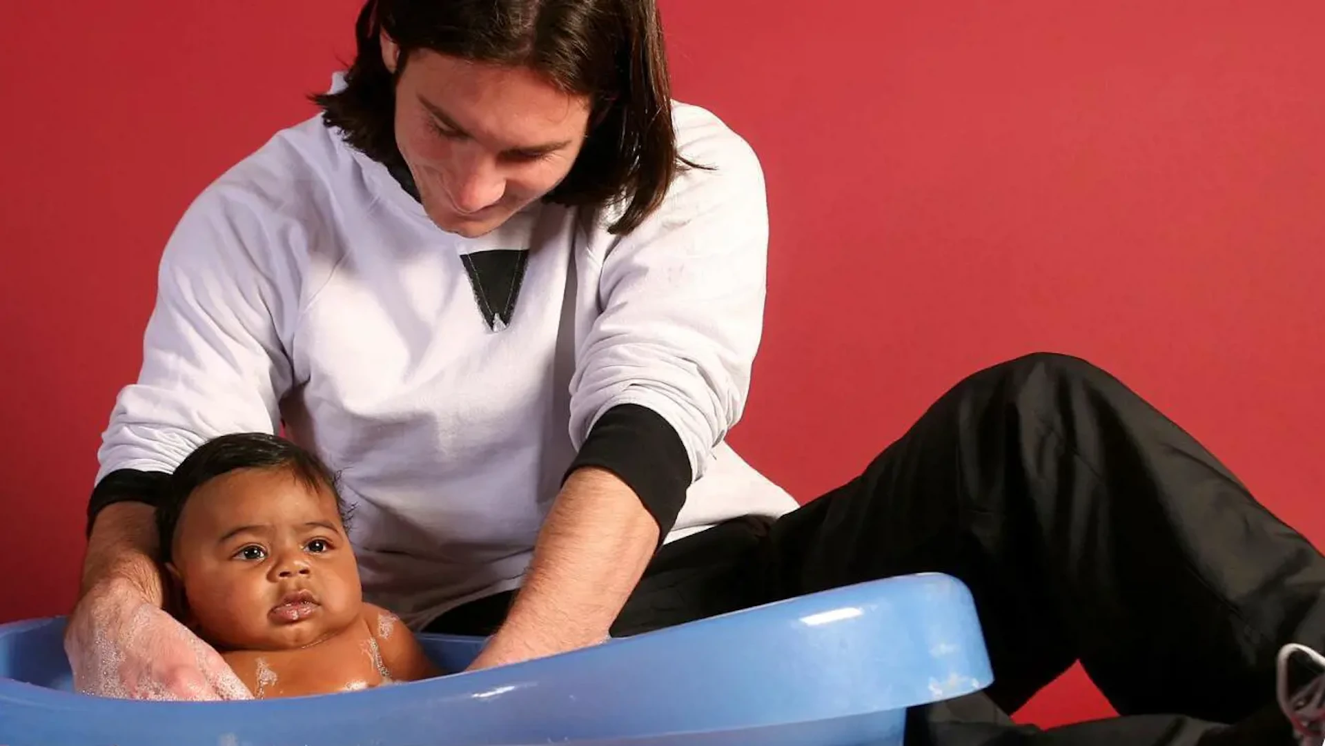 Messi che fa il bagno al neonato Yamal? Non è opera dell'IA, ma tutto incredibilmente vero