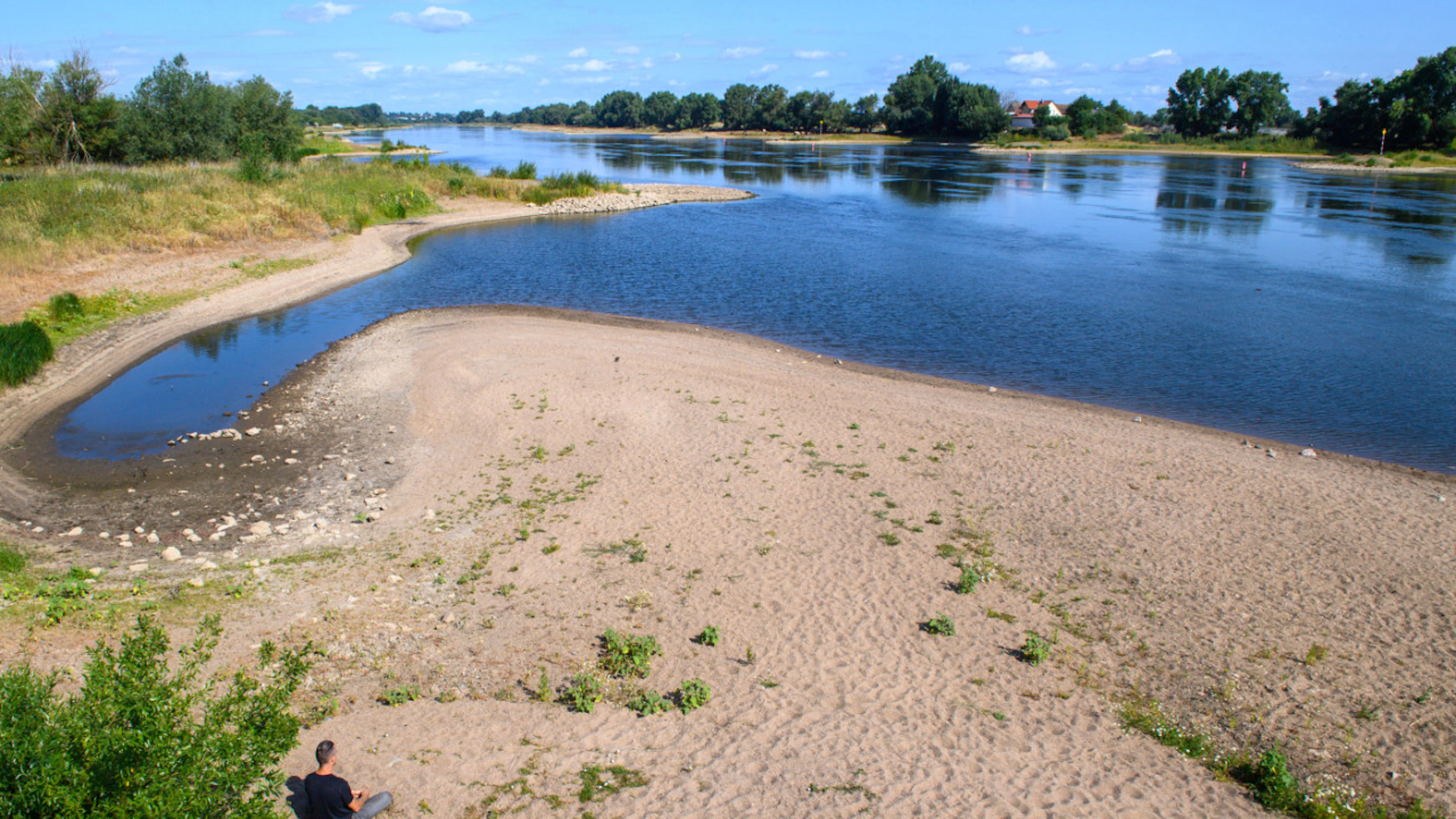 ARCHIVE – Low water levels on the Elbe River in Germany. Photo: Klaus-Dietmar Gabbert/dpa/Archive photo – NOTE: Use only in full size