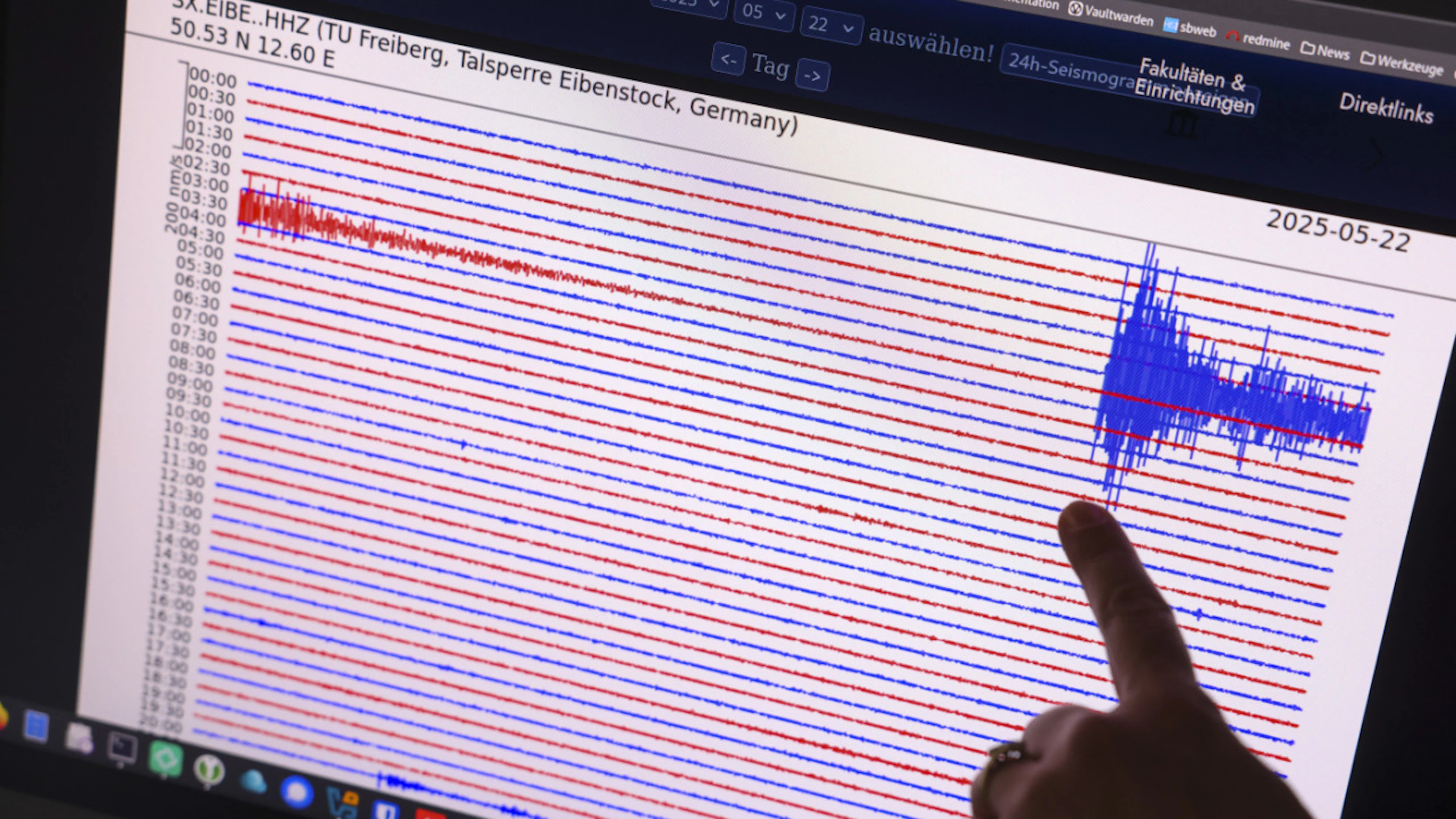 ARCHIVE – An employee of the TU Bergakademie Freiberg displays the seismic readings from the Eibenstock earthquake monitoring station at the Sachsennetz data center. Photo: Jan Woitas/dpa/Archive photo