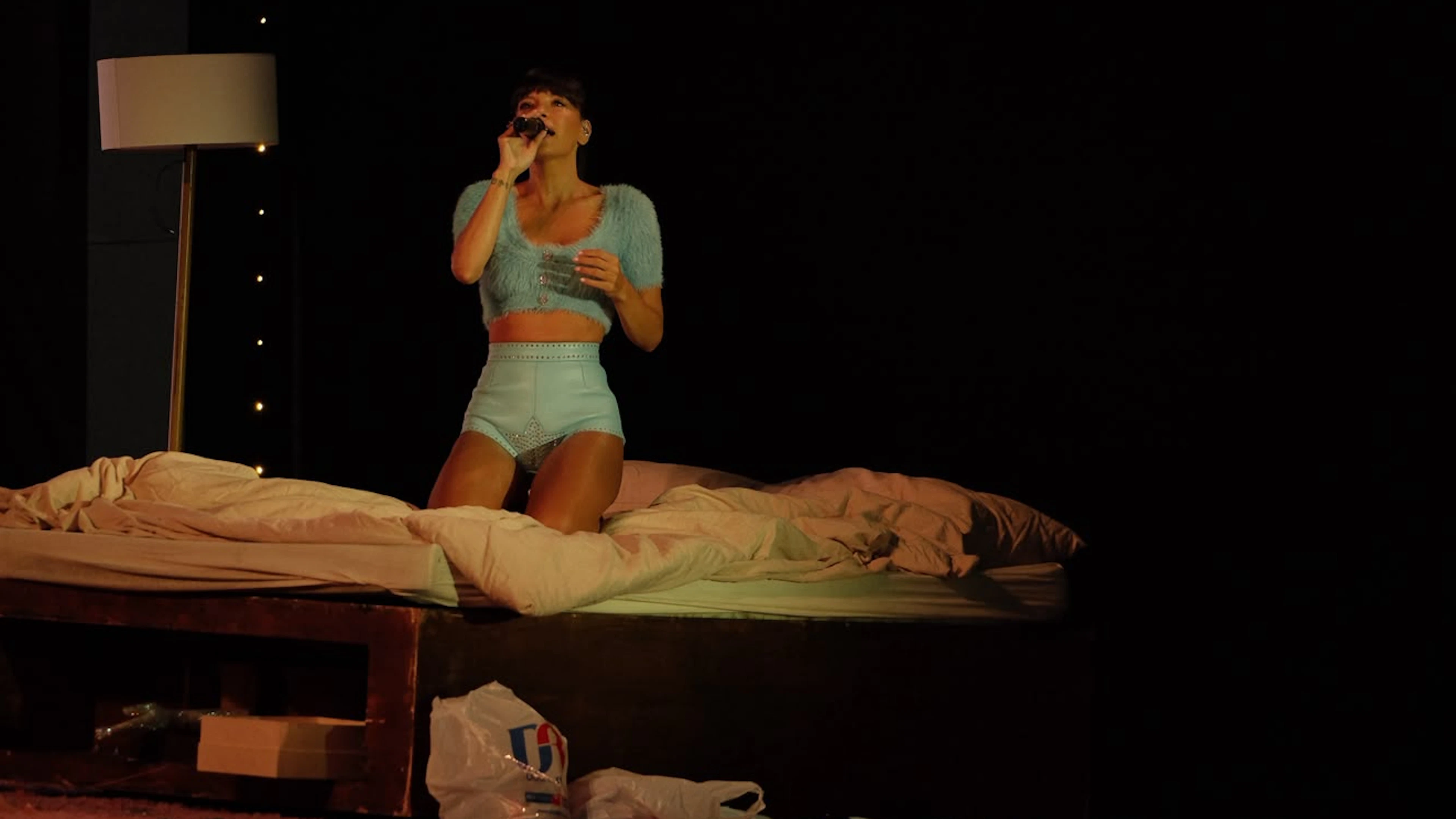 Zu arty für den Güsche? Lily Allen bringt ein Bett auf die Bühne +++ Gabirano macht den Gurten-Rap
