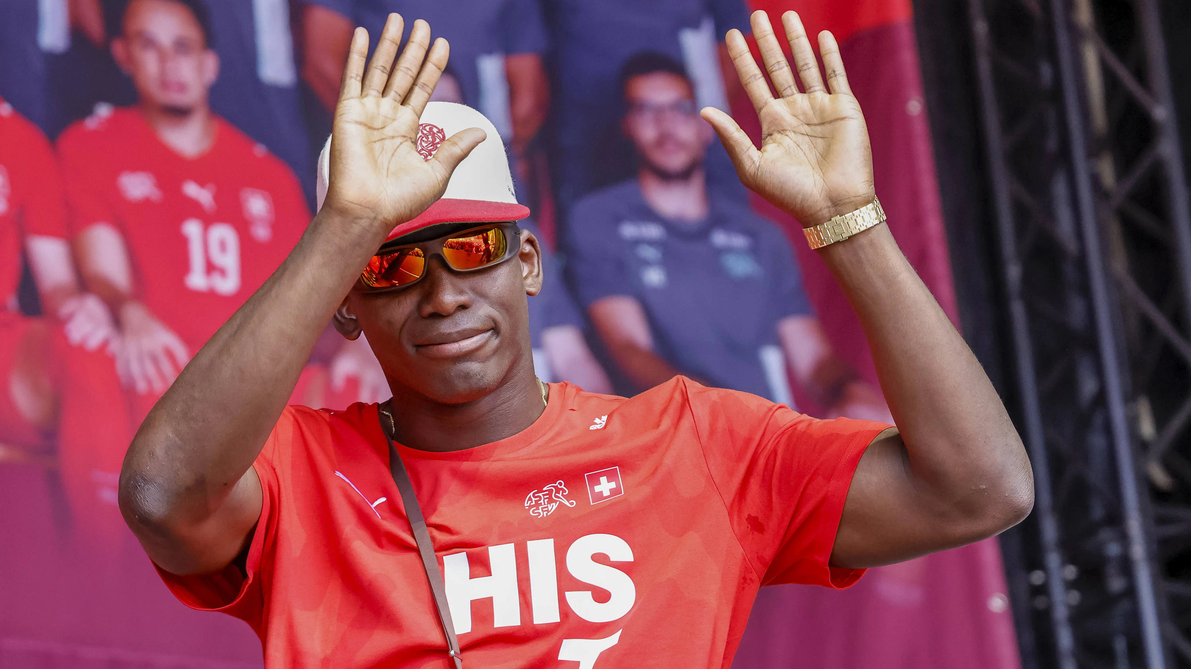 Breel Embolo waves to fans at the Swiss national team's reception in Zurich.