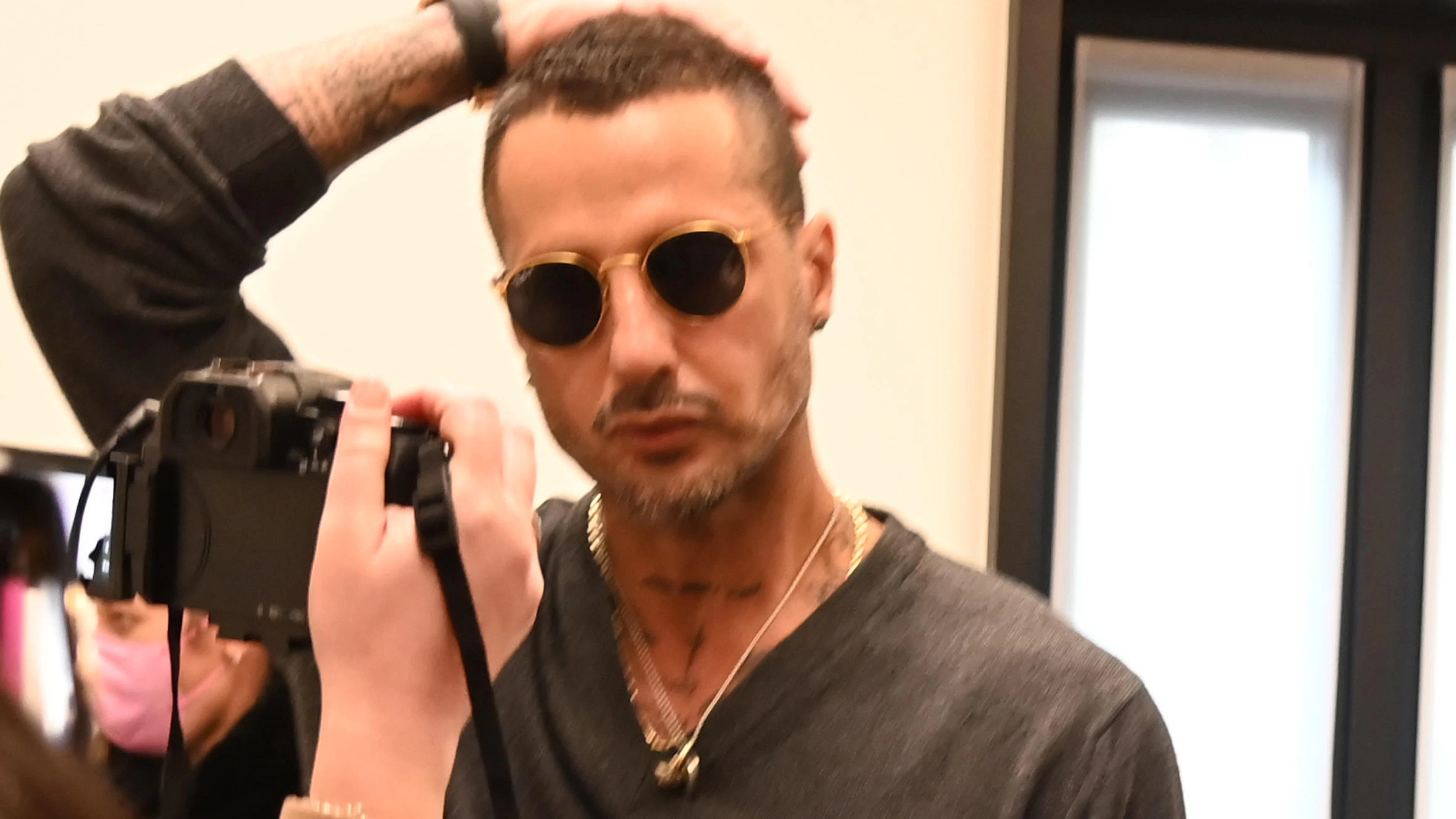 Fabrizio Corona patteggia per bancarotta, il pm chiede l'assoluzione della madre