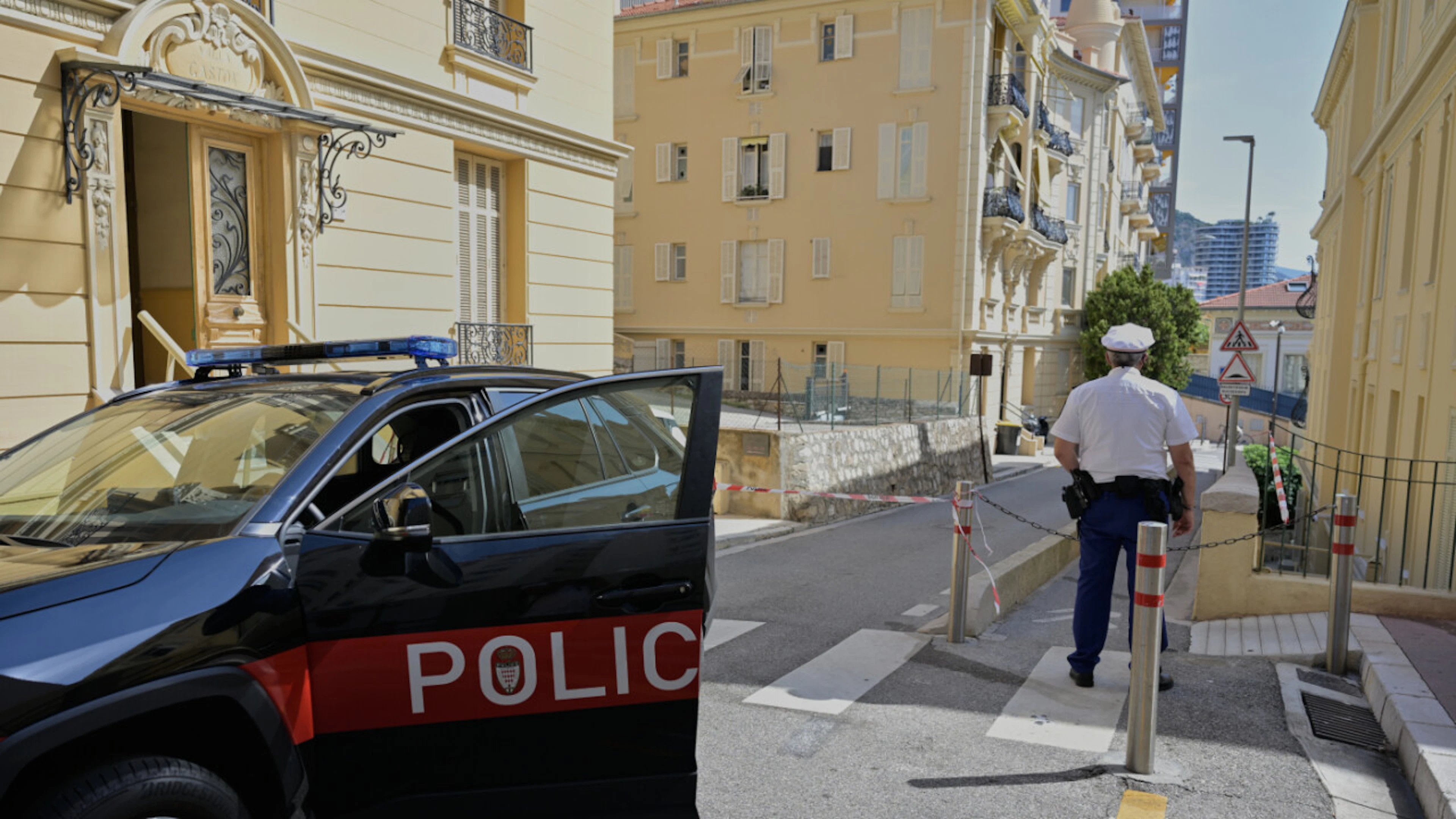 ARCHIV – Ein Polizist steht auf einer Strasse in Monaco Wache, einen Tag später, nachdem ein Sprengsatz drei Menschen in einem Wohnhaus in Monaco schwer verletzt hatte. Foto: Philippe Magoni/AP/dpa/Archivbild