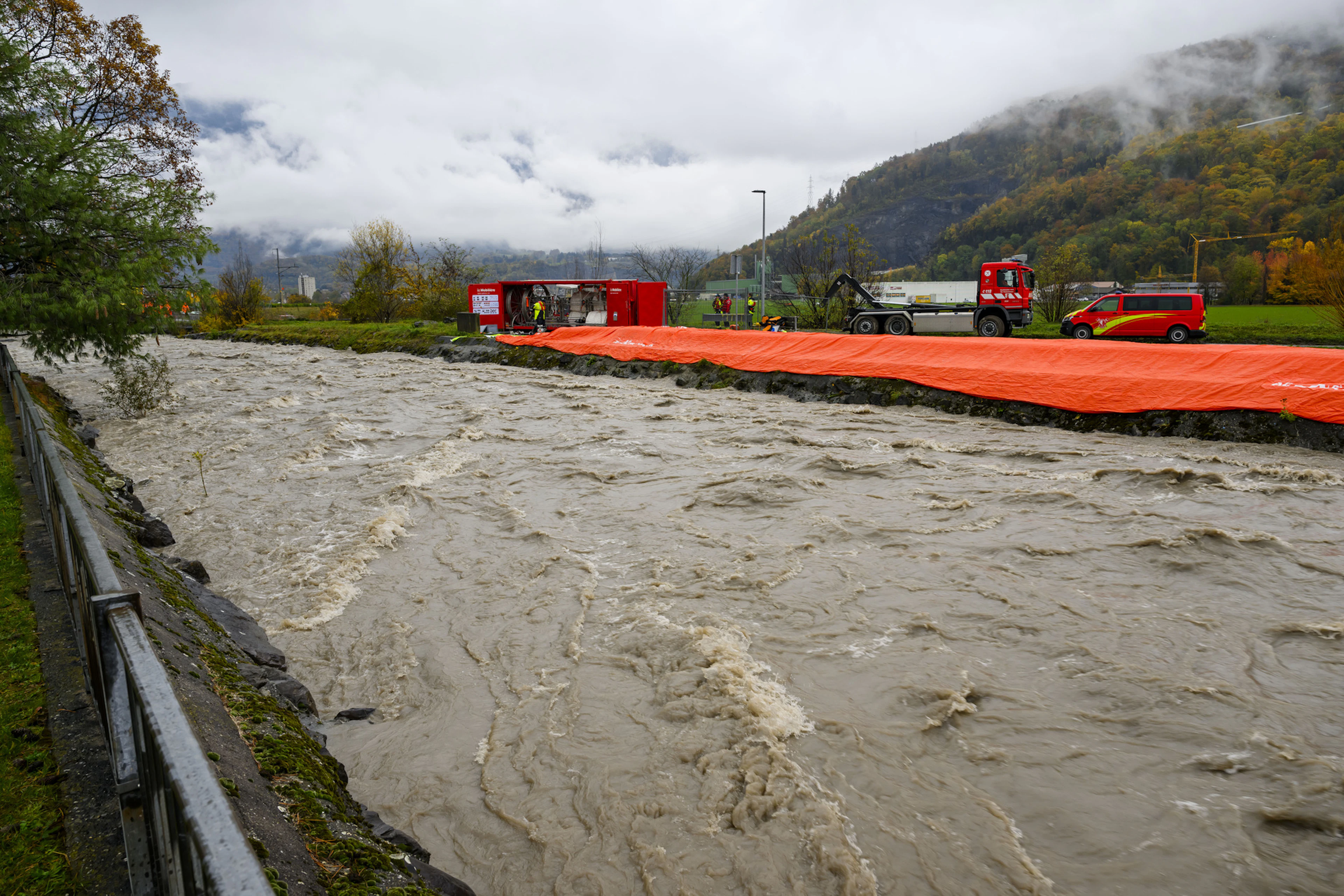 En novembre 2023, des barrages mobiles avaient dû être installés le long de la Vièze en crue, à Monthey. (archives)