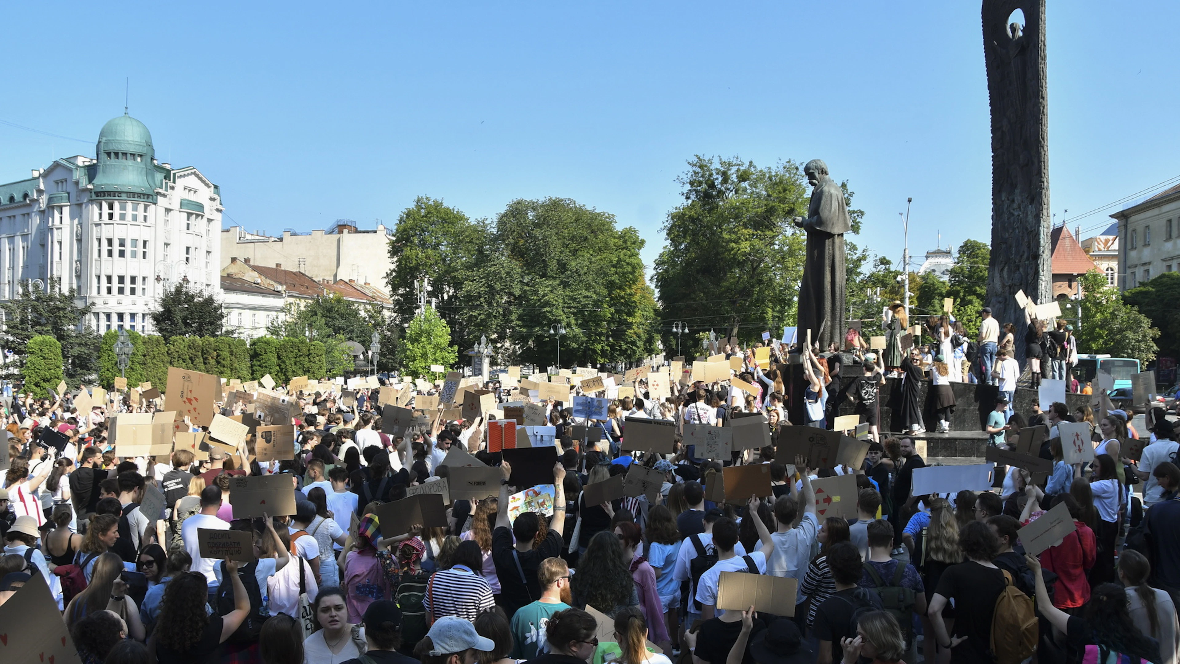 Un nuovo premier a Kiev, proteste per il rimpasto di governo voluto da Zelensky