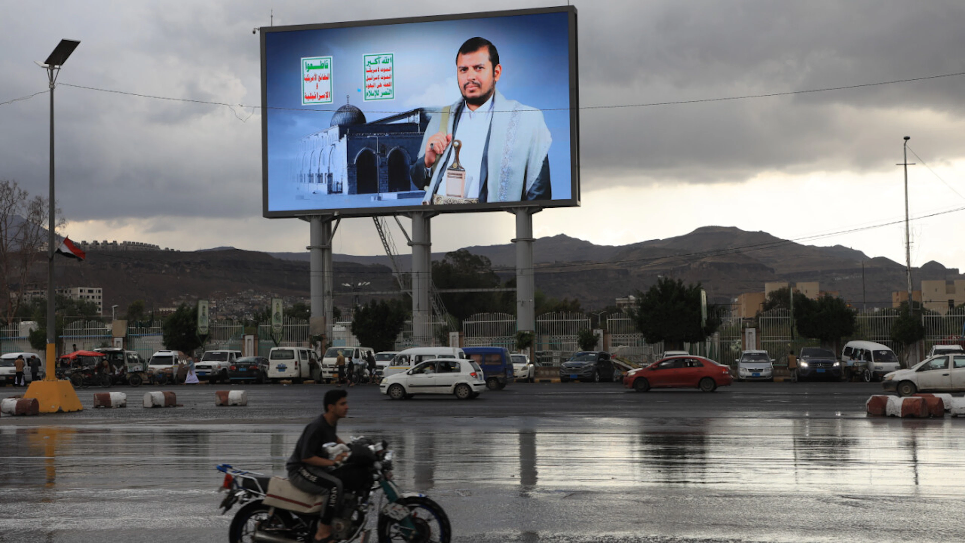 ARCHIVE – Vehicles drive past a banner of Houthi leader Abdel Malik al-Huthi. Photo: Osamah Abdulrahman/AP/dpa/Archive photo