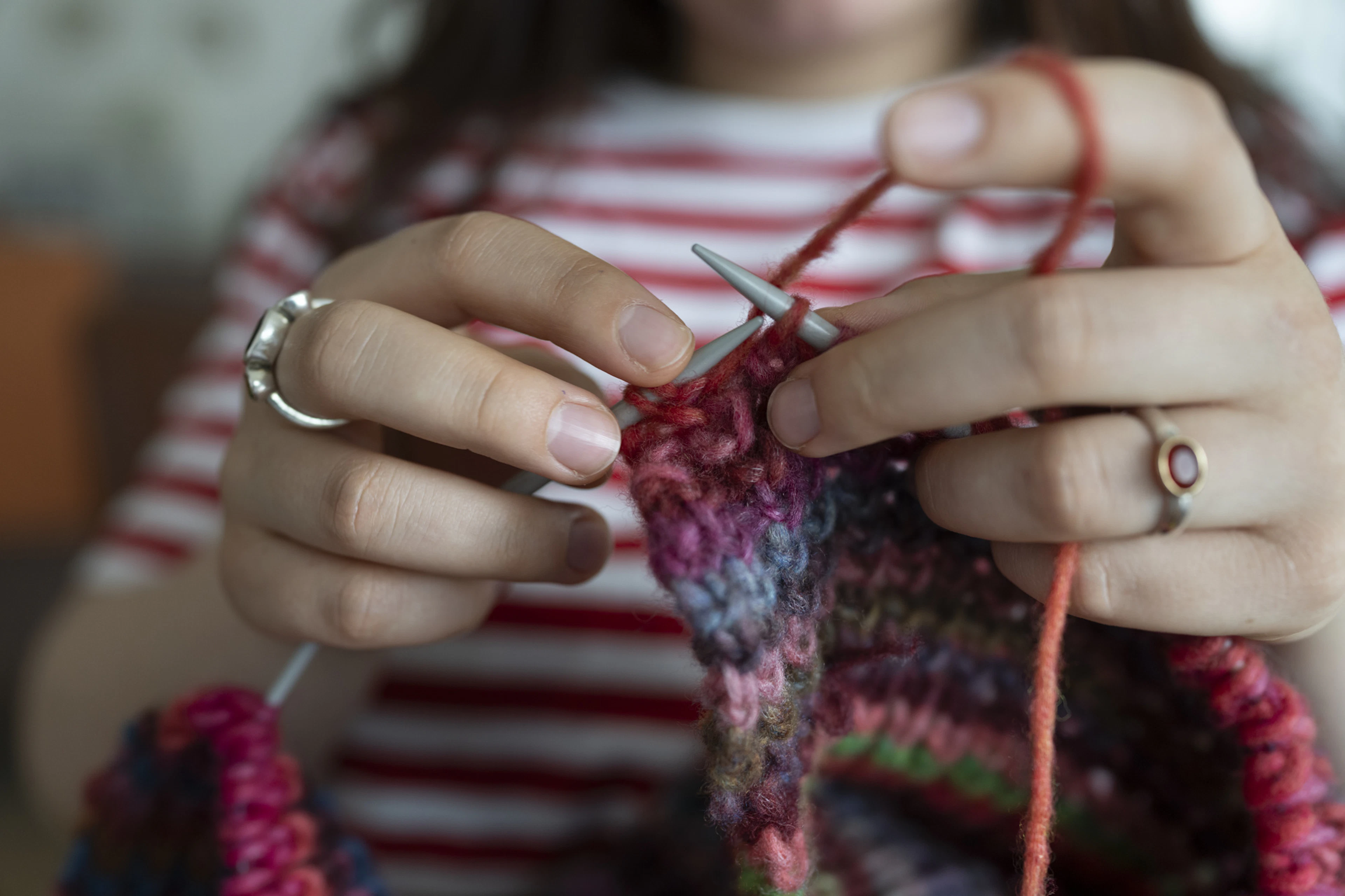 Viele finden heute über Social Media zum Stricken – suchen dann aber Gesellschaft in analogen Stricktreffs.