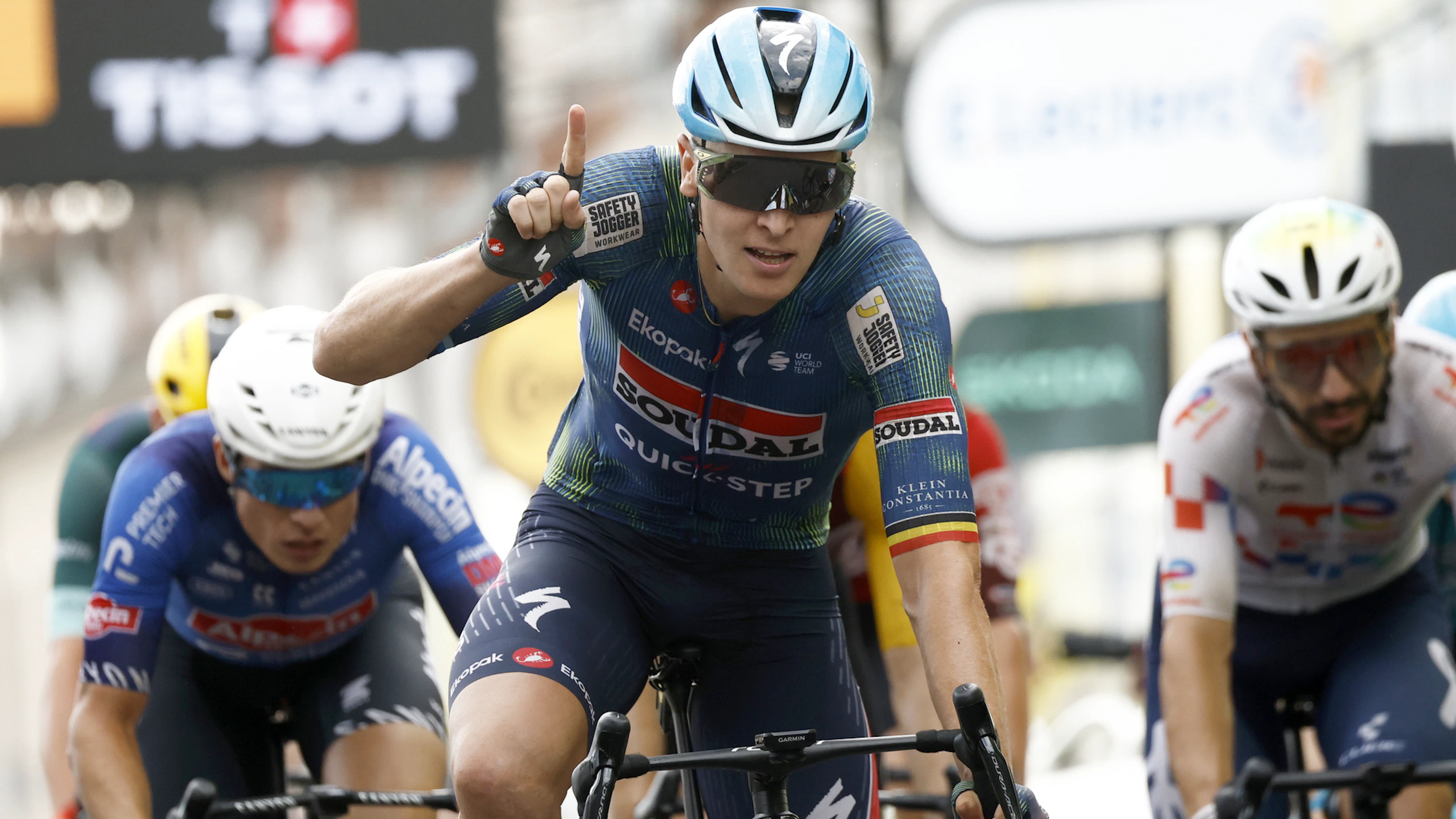 Chute massive ! Tim Merlier s’impose après un sprint chaotique