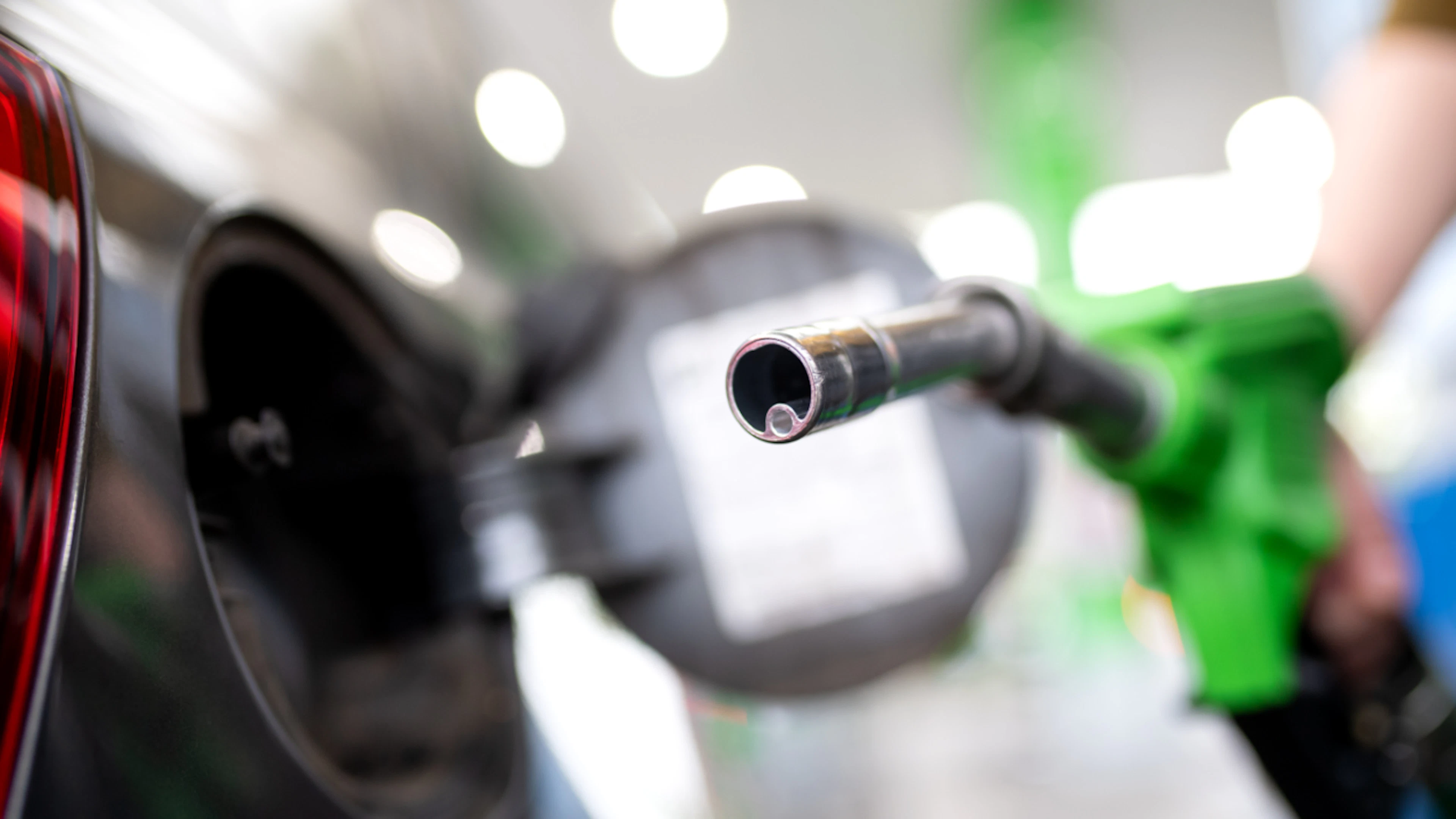 Il prezzo della benzina è in aumento, pesano Iran e meteo