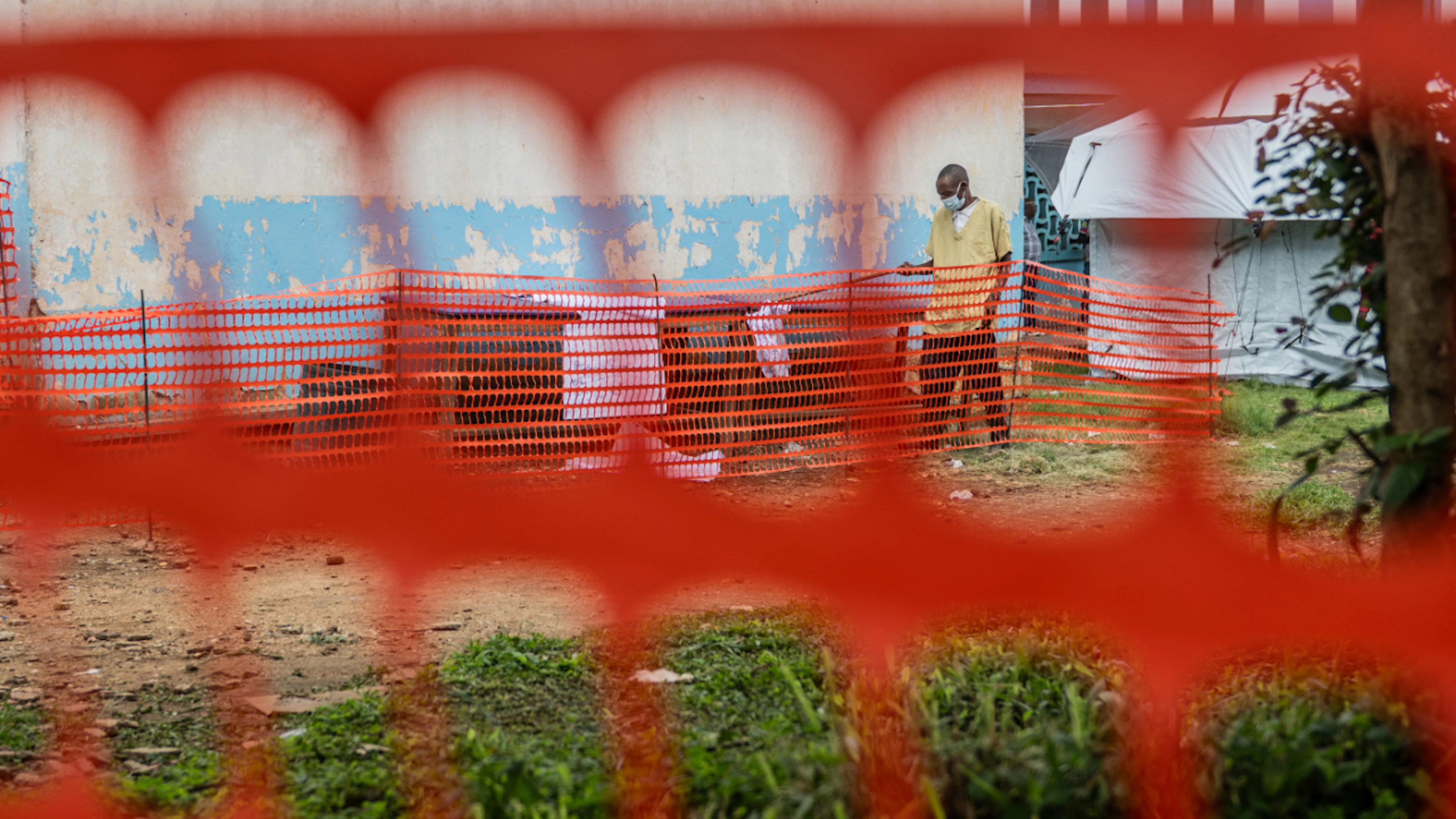 ARCHIVE – A healthcare worker prepares an Ebola treatment center. Photo: Moses Sawasawa/AP/dpa/Archive photo