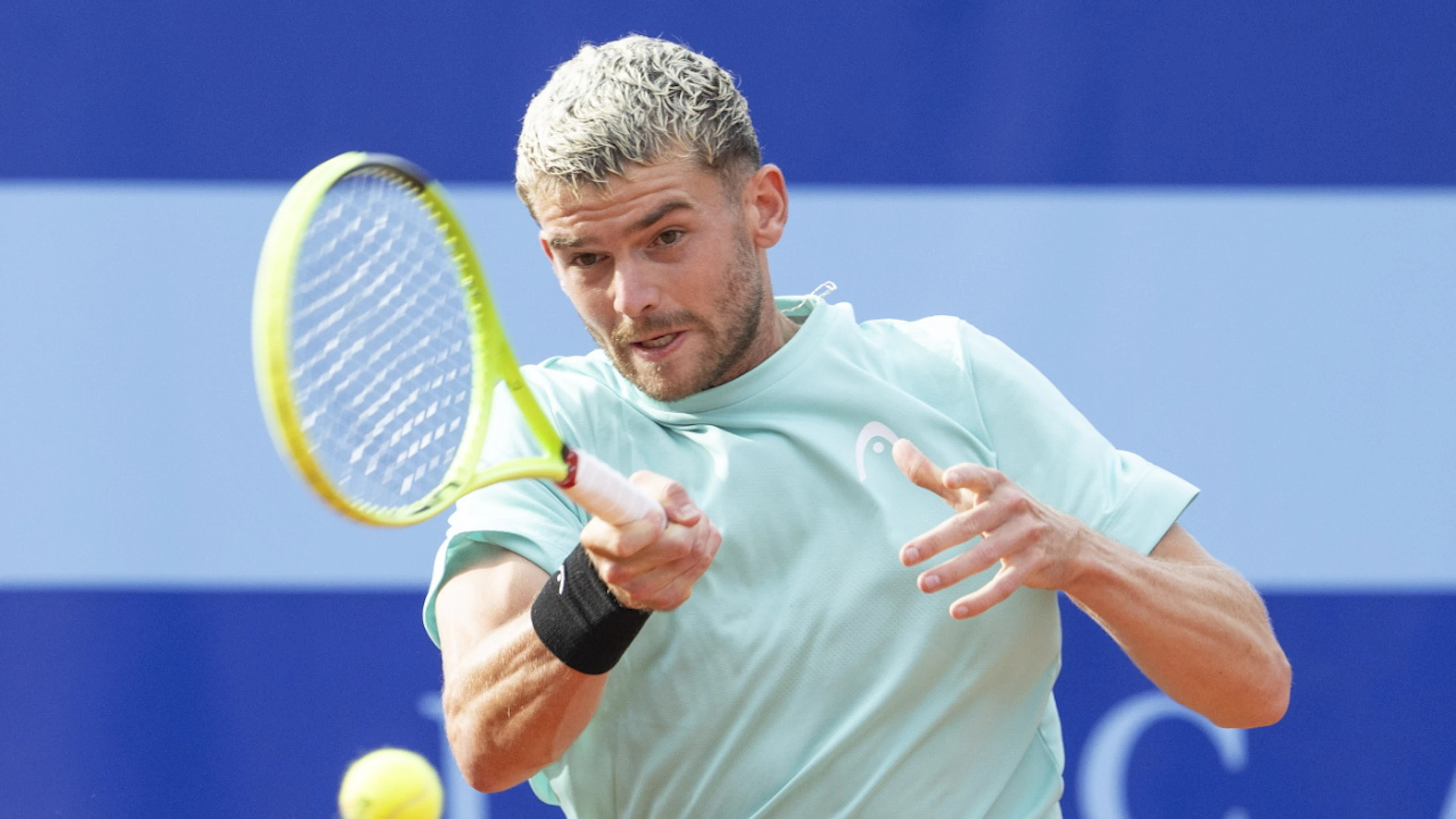 Jérôme Kym suffers an unfortunate loss to Stefanos Tsitsipas in Gstaad