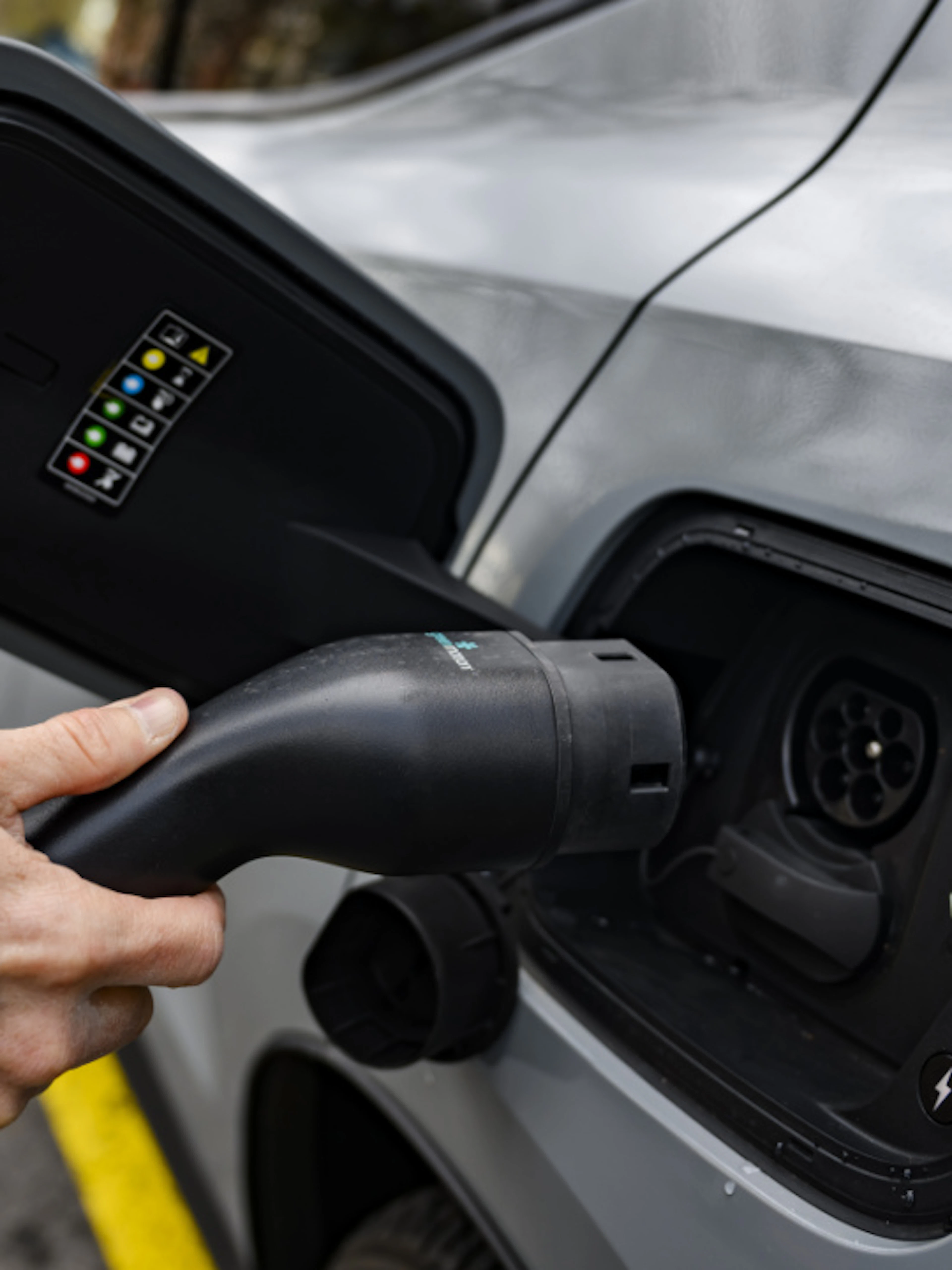 Svizzeri virano verso l'auto elettrica, pesa il caro-benzina