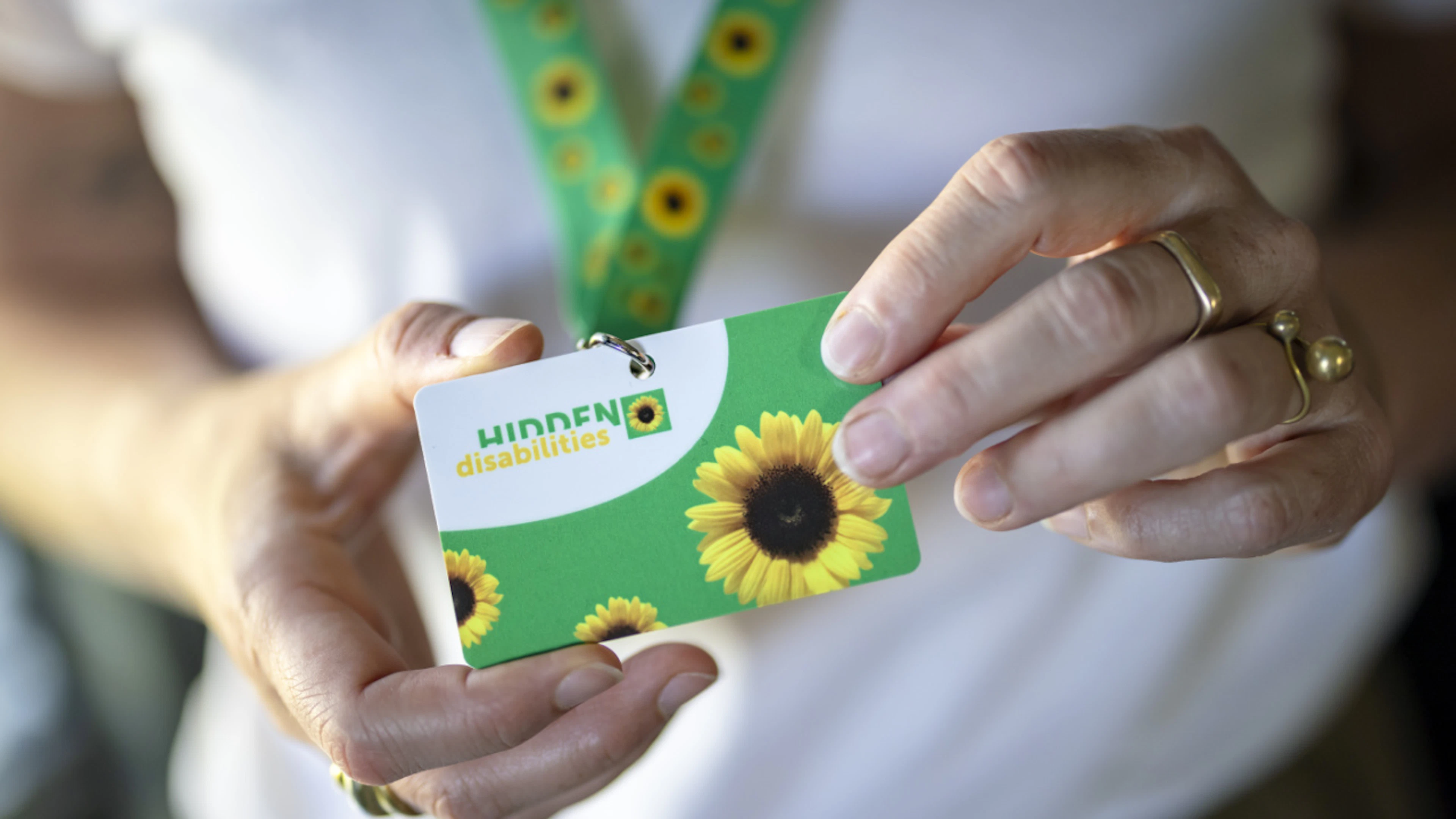 Aeroporto Zurigo: 700 cordini girasole per le disabilità invisibili