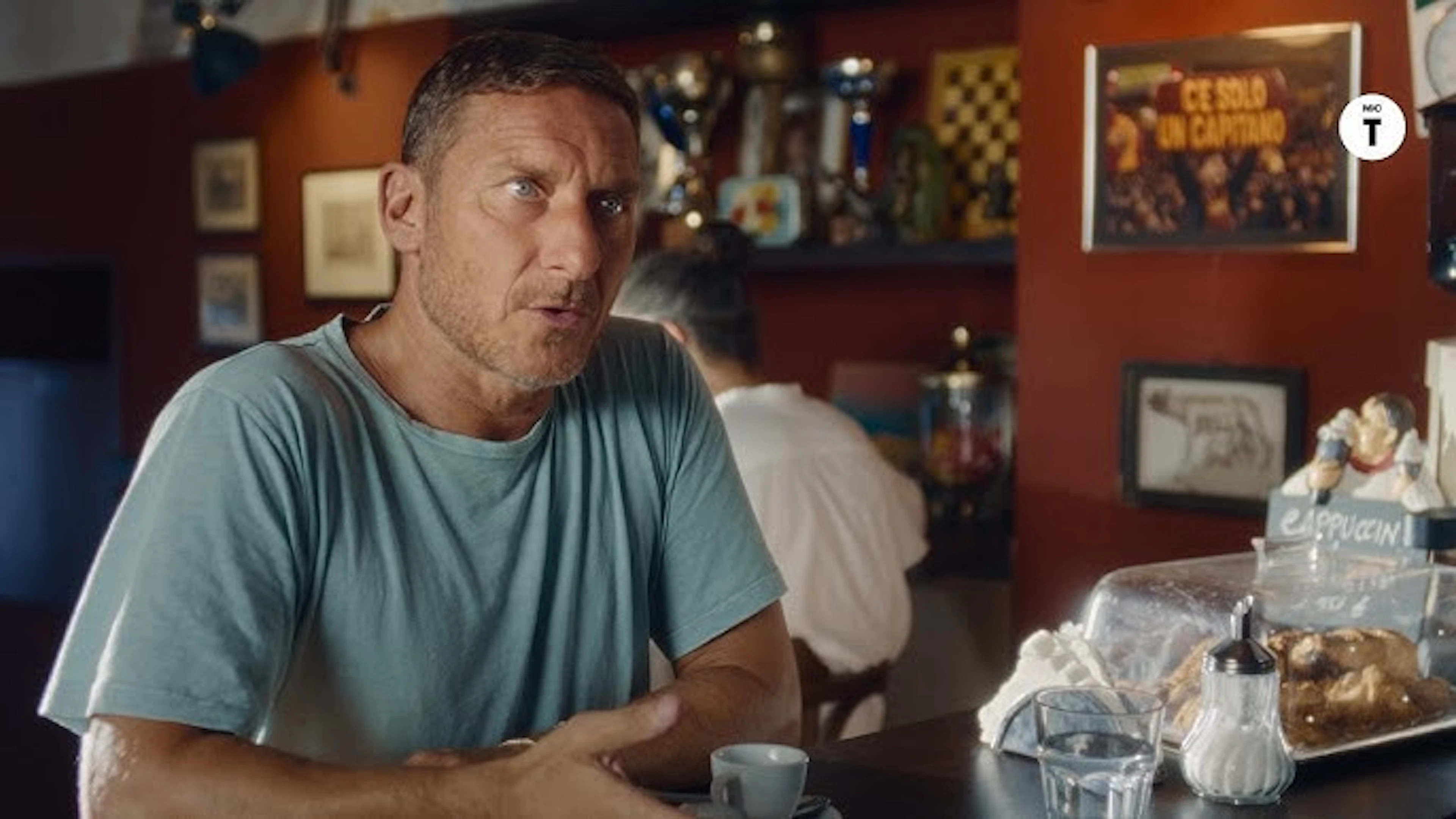 E se a Roma nessuno riconoscesse più Francesco Totti? Lo spot per il lancio del nuovo Spider-Man è... geniale