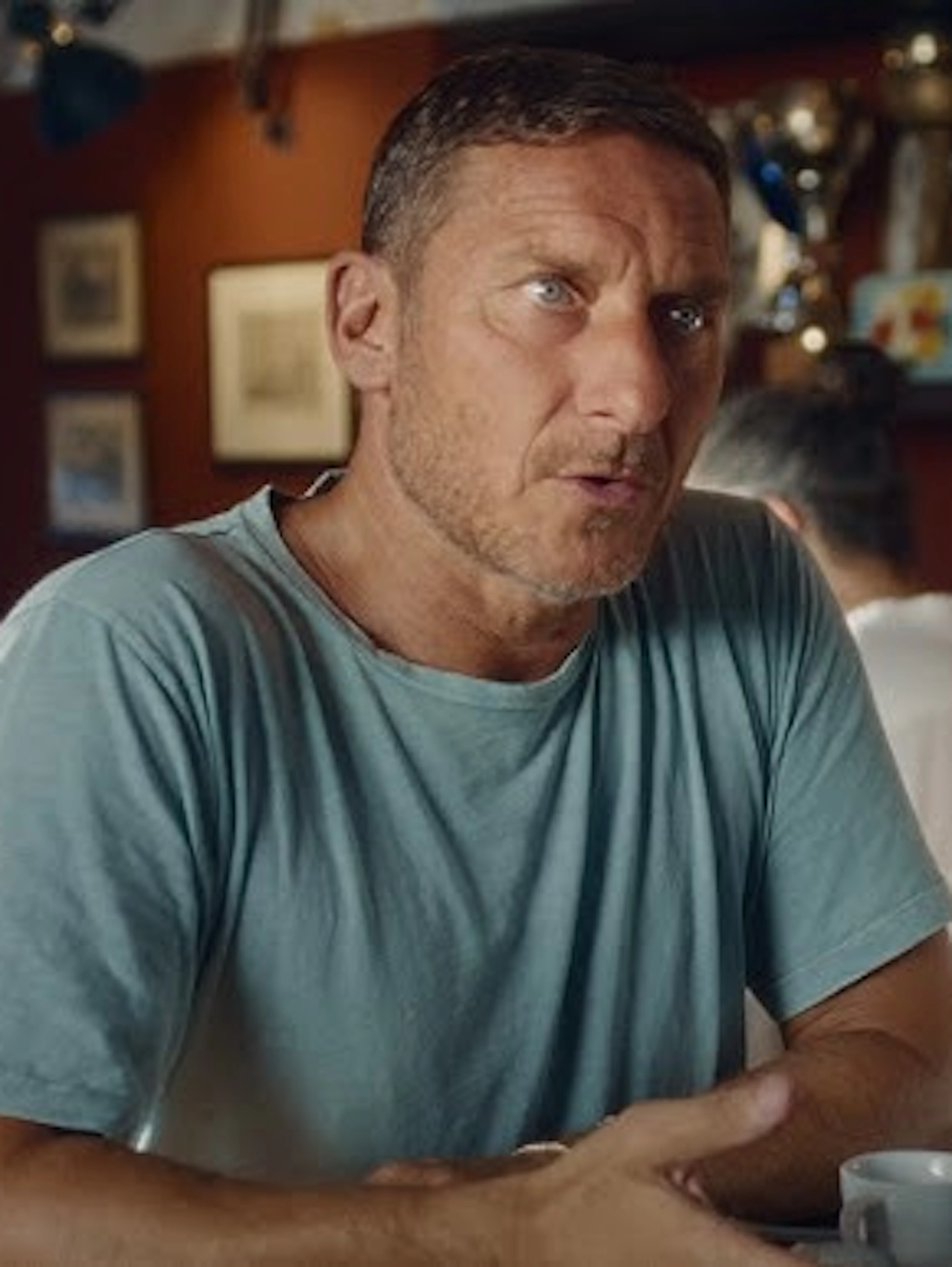E se a Roma nessuno riconoscesse più Francesco Totti? Lo spot per il lancio del nuovo Spider-Man è... geniale