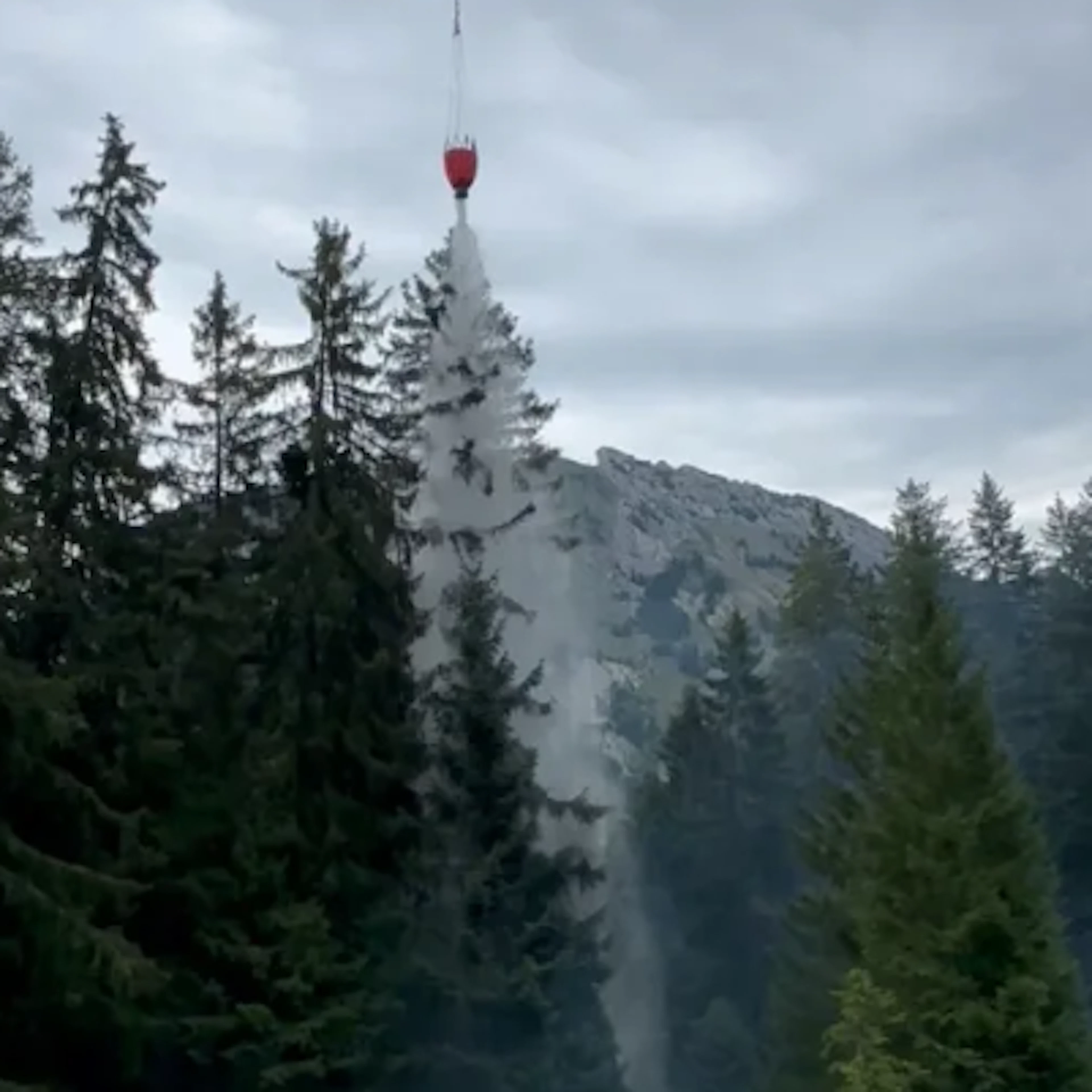 Heli fliegt rund ein Dutzend Mal