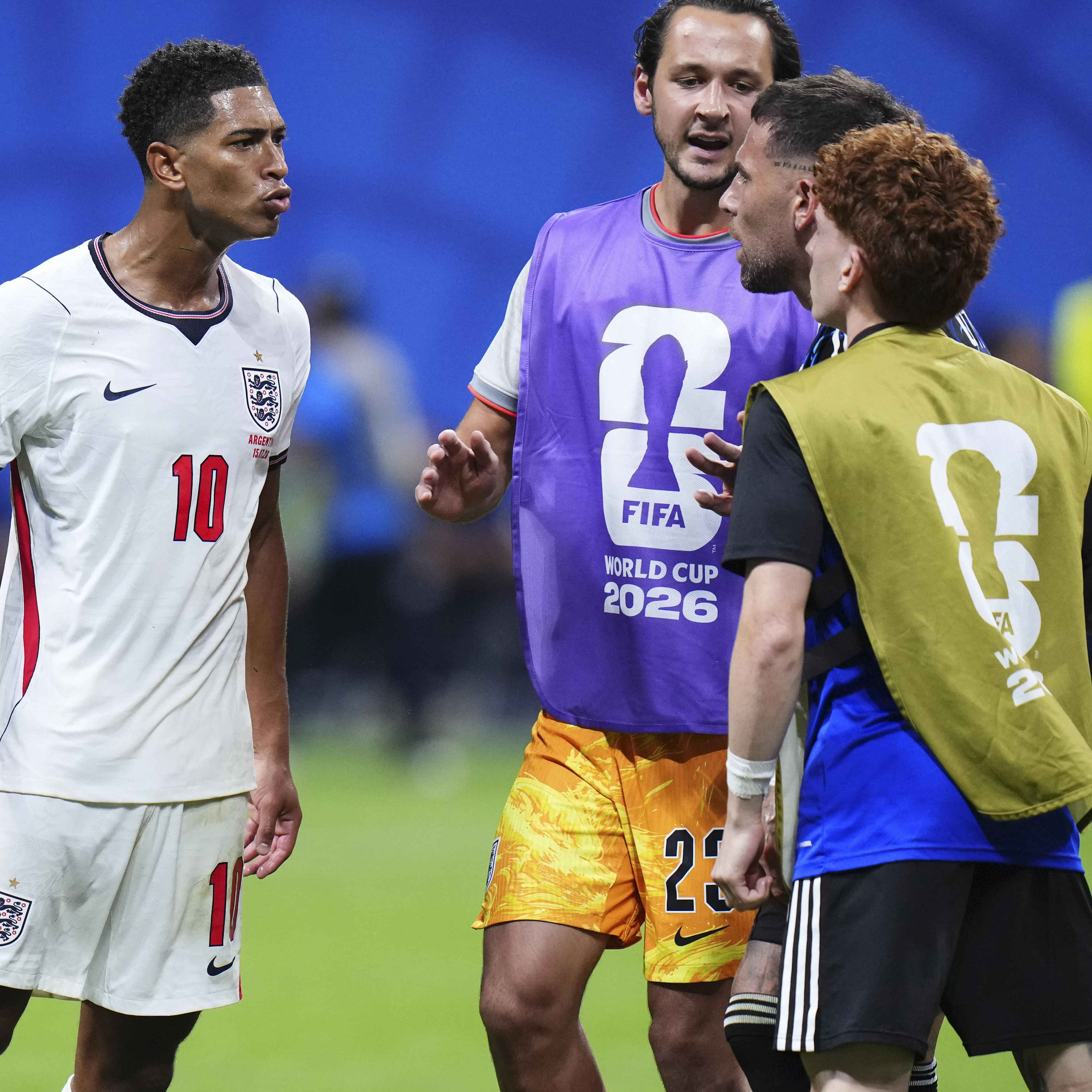 England-Star Bellingham schlägt Argentinier gegen den Hinterkopf