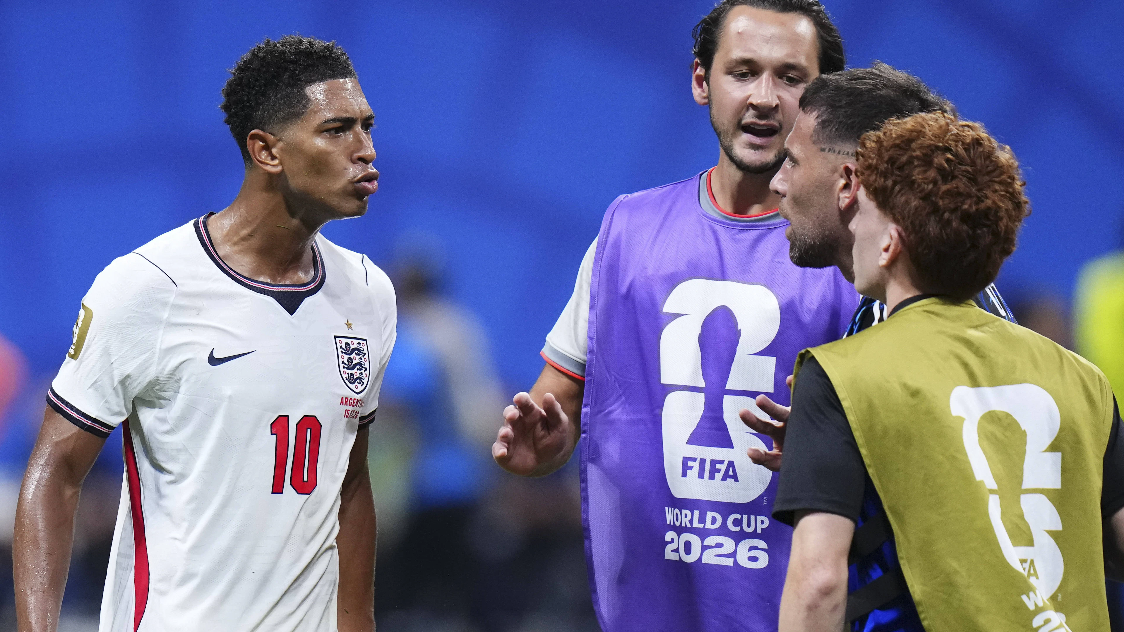 England-Star Bellingham schlägt Argentinier gegen den Hinterkopf