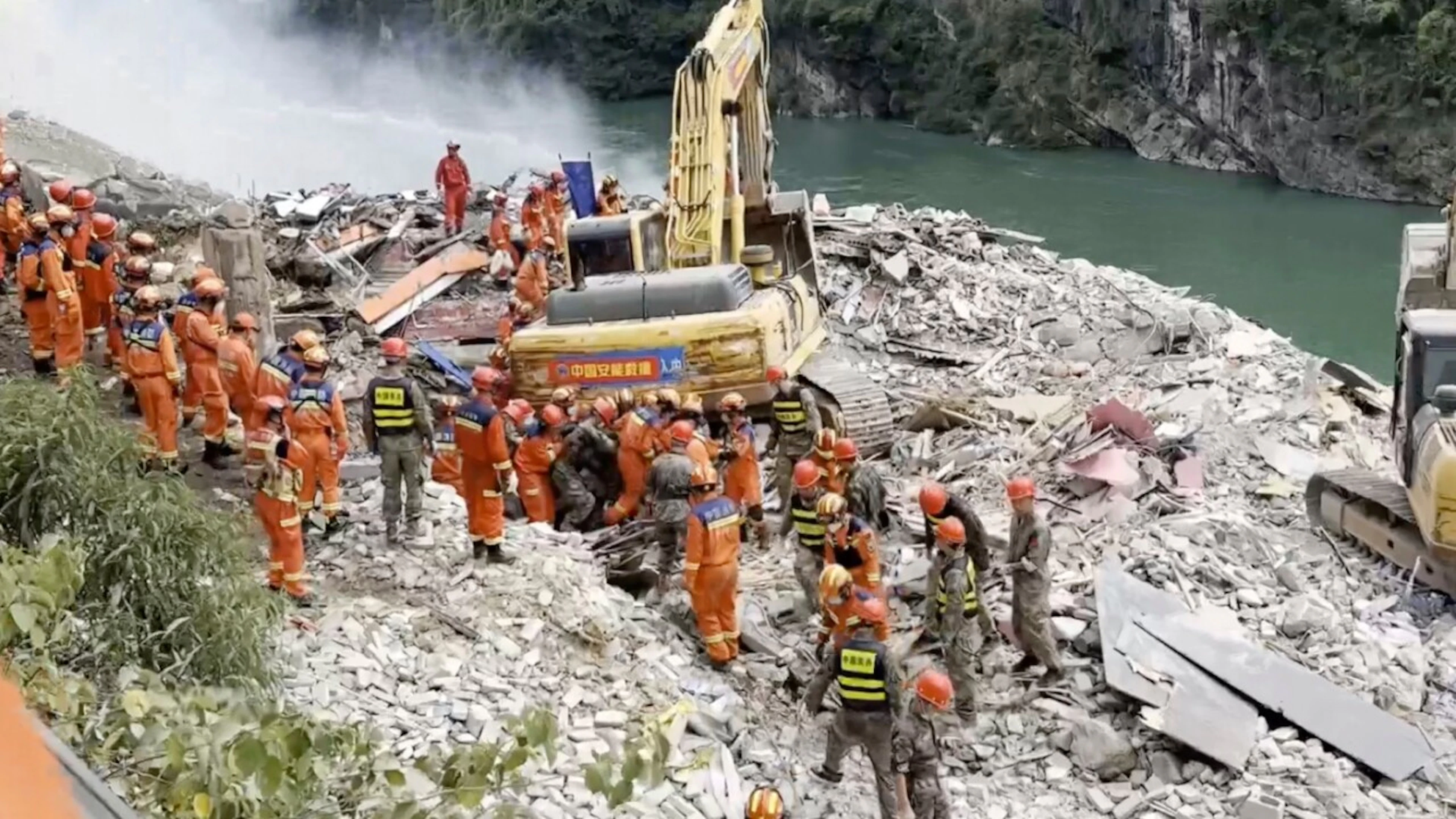 Cina: 8 morti e almeno 34 dispersi per una frana