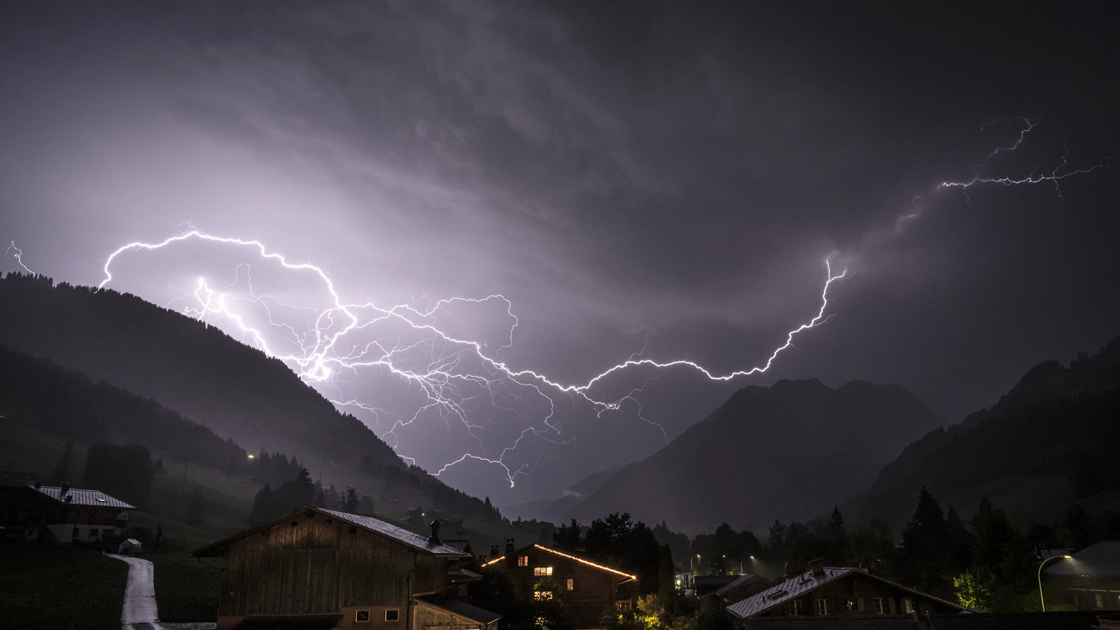 De violents orages provoquent inondations et chutes d'arbres