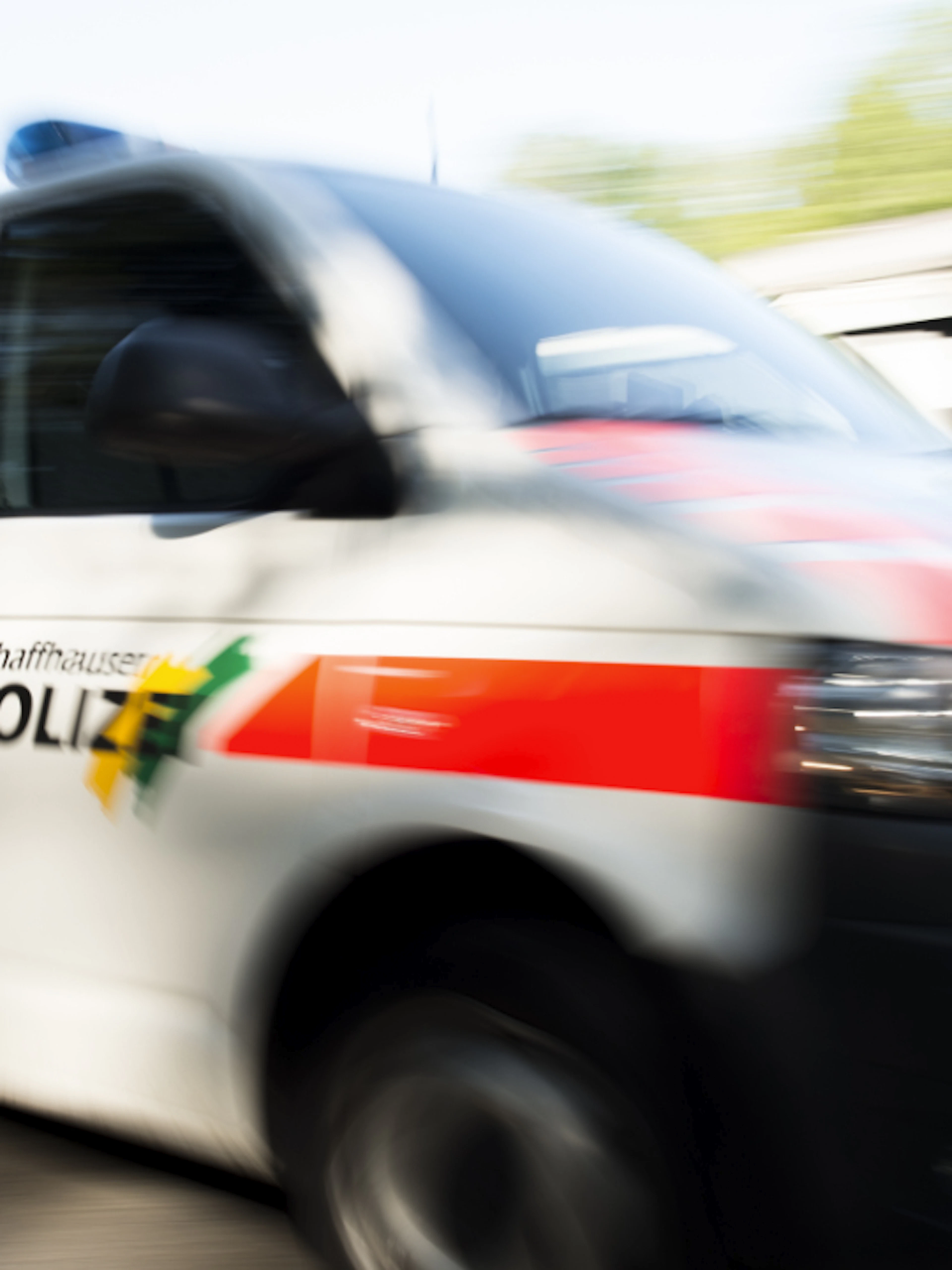Un uomo in stato d'arresto ferisce un poliziotto con una testata