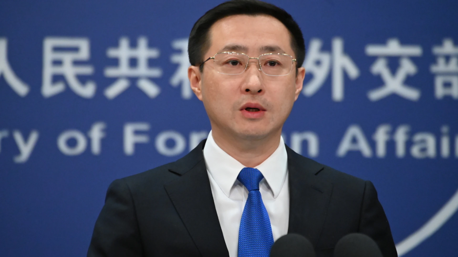 ARCHIV – Lin Jian, einer der Sprecher im chinesischen Aussenministerium, beantwortet Fragen von Journalisten. China hat neue Visaregelungen, die auch chinesische Journalisten betreffen, kritisiert. Foto: Johannes Neudecker/dpa