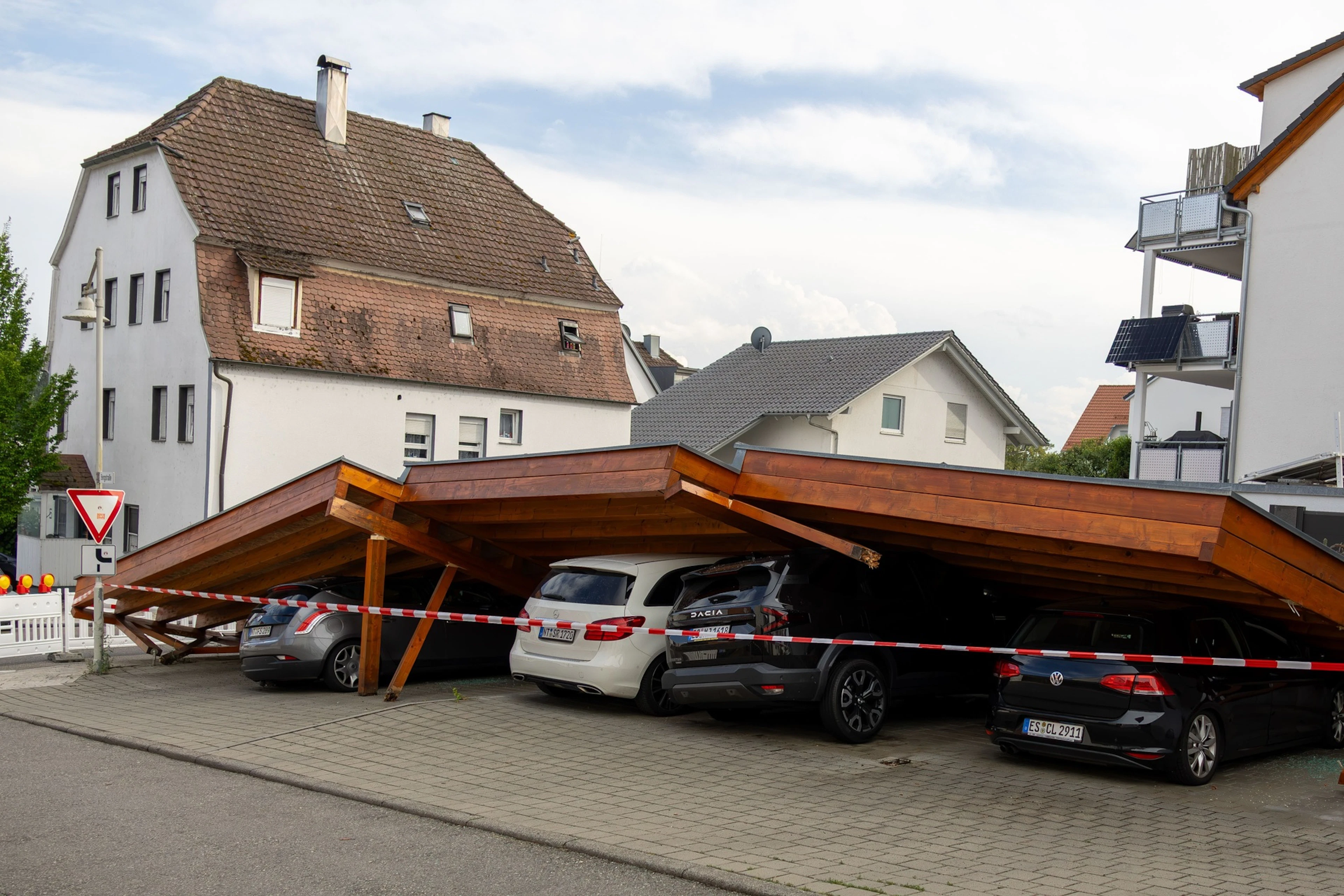 In der Gemeinde Neckartalfingen ist ein Carport zusammengebrochen und auf vier Fahrzeuge gestürzt.