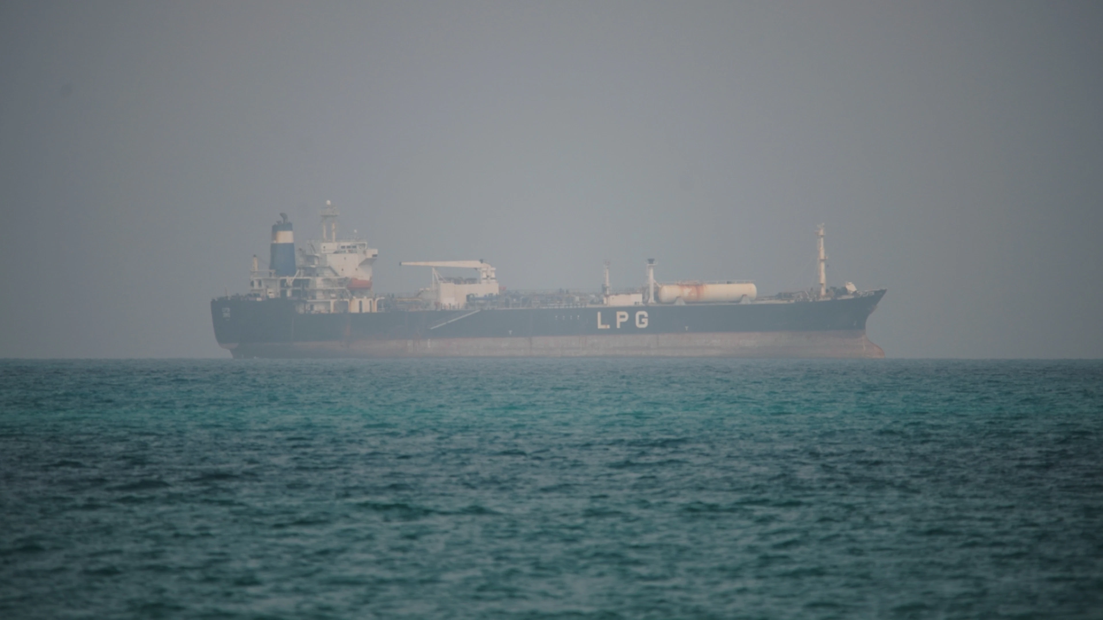 ARCHIV – Ein LPG-Tanker (Flüssiggas) fährt in den Gewässern nördlich der Strasse von Bab el-Mandeb. Foto: Abdulnasser Alseddik/AP/dpa