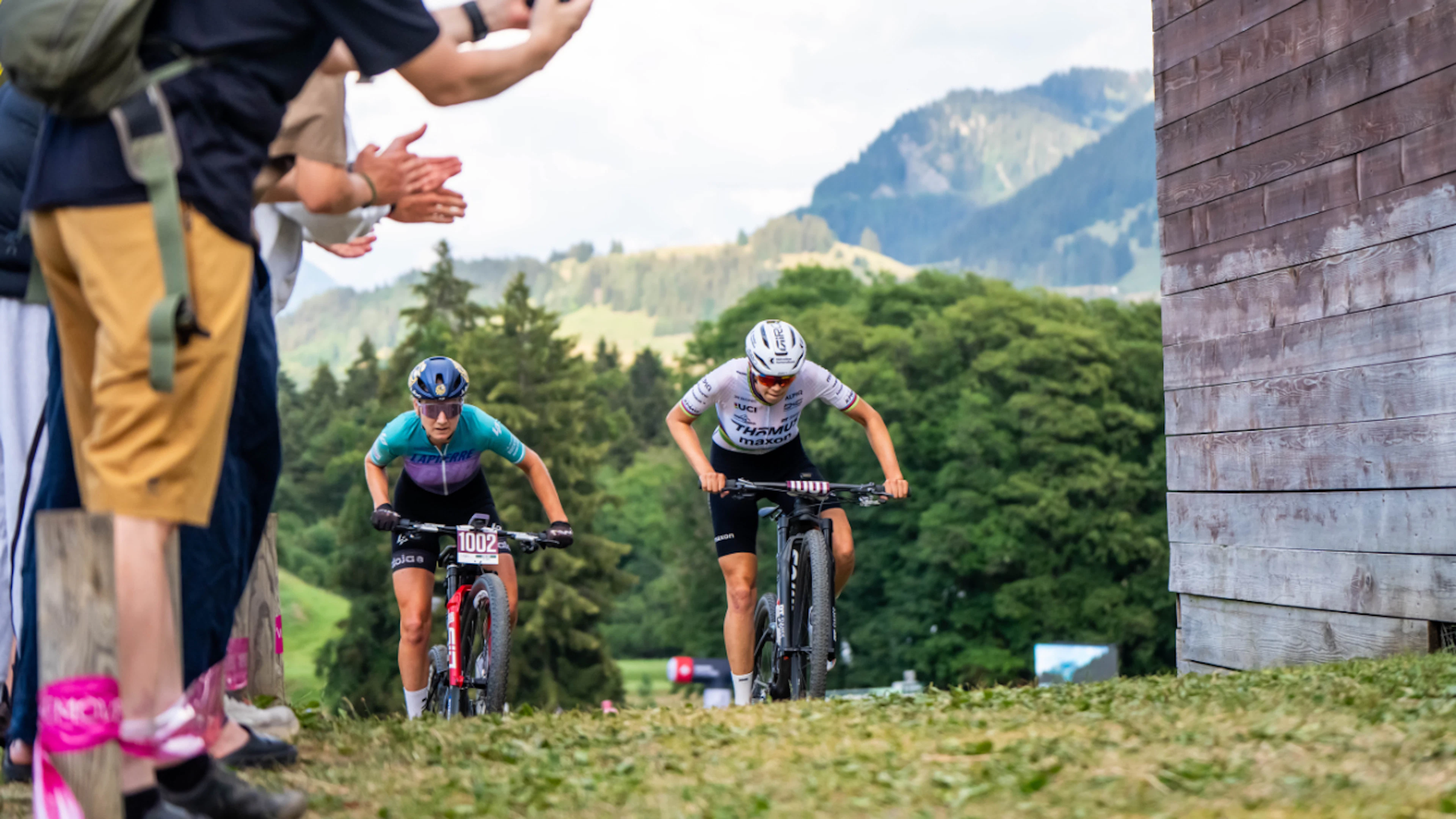 Alessandra Keller (rechts) sicherte sich den Titel knapp vor Nicole Koller