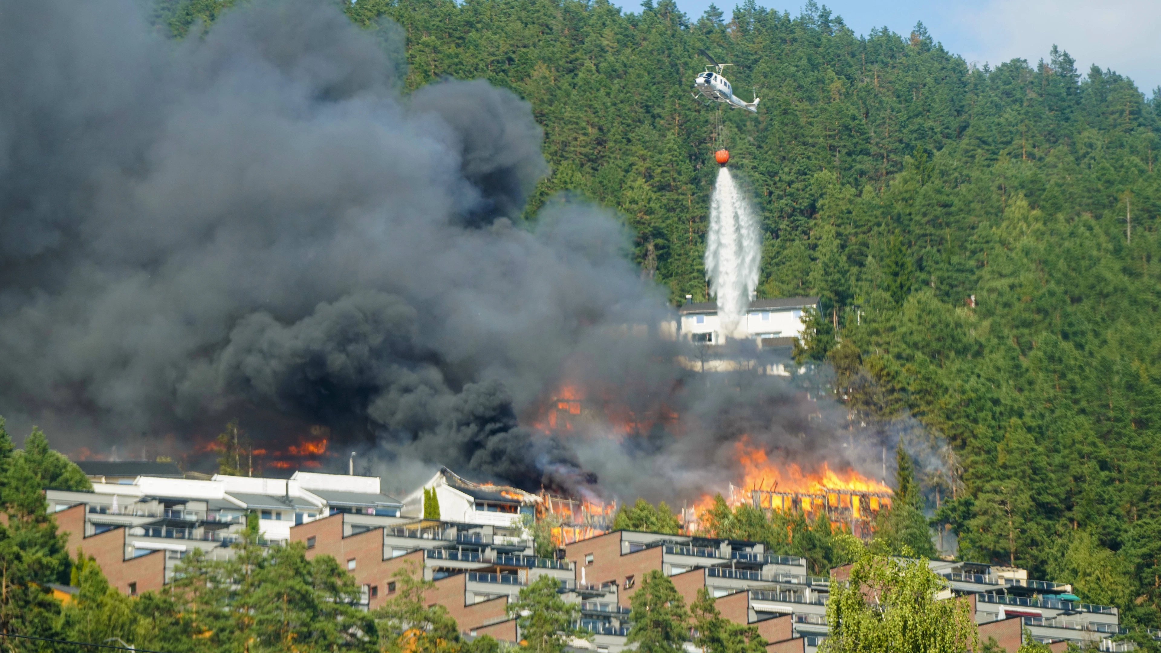Grossbrand in Norwegen zerstört mehr als 100 Häuser – Feuer nach mehr als 12 Stunden unter Kontrolle