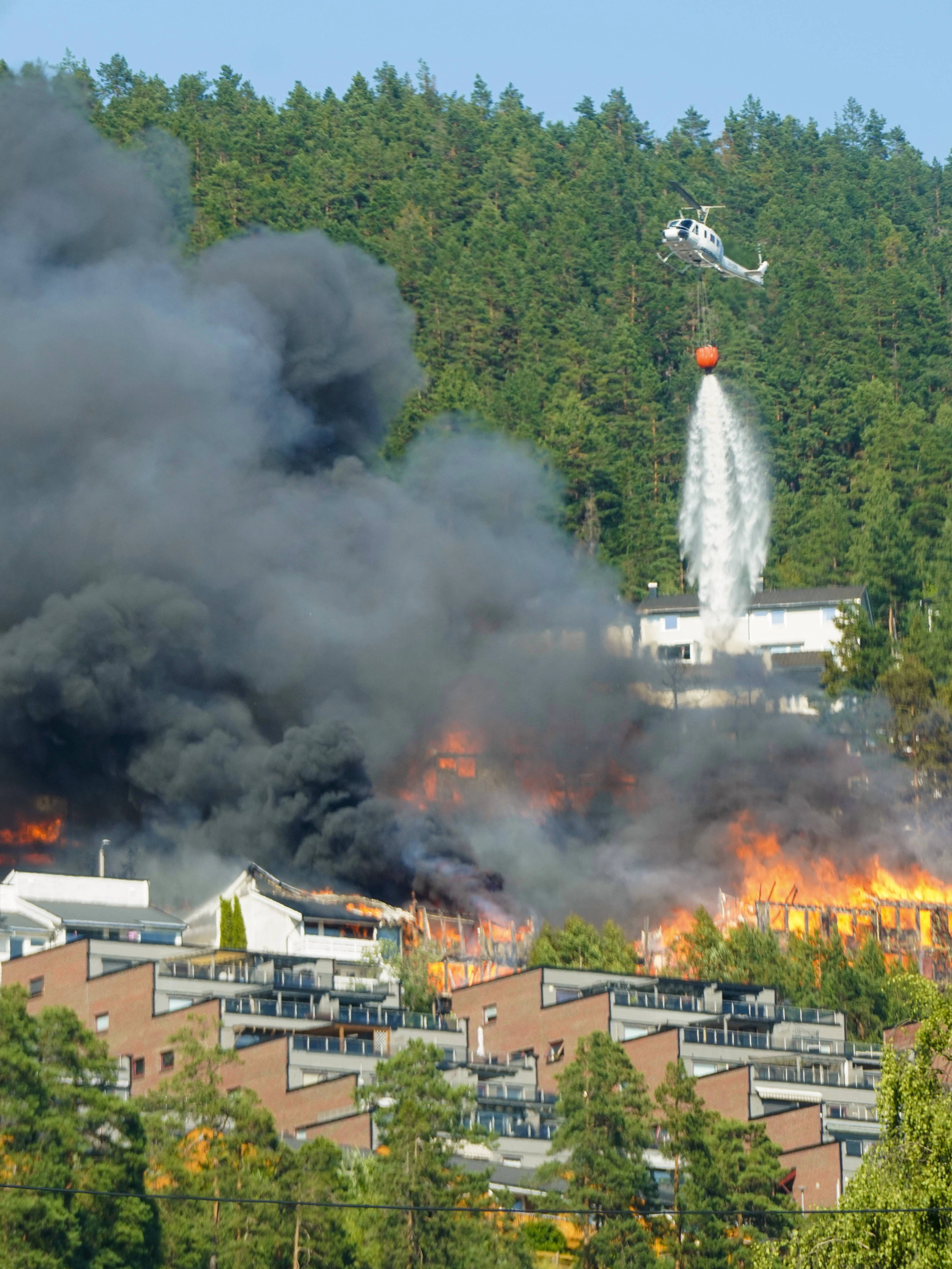 Grossbrand in Norwegen zerstört mehr als 100 Häuser – Feuer nach mehr als 12 Stunden unter Kontrolle