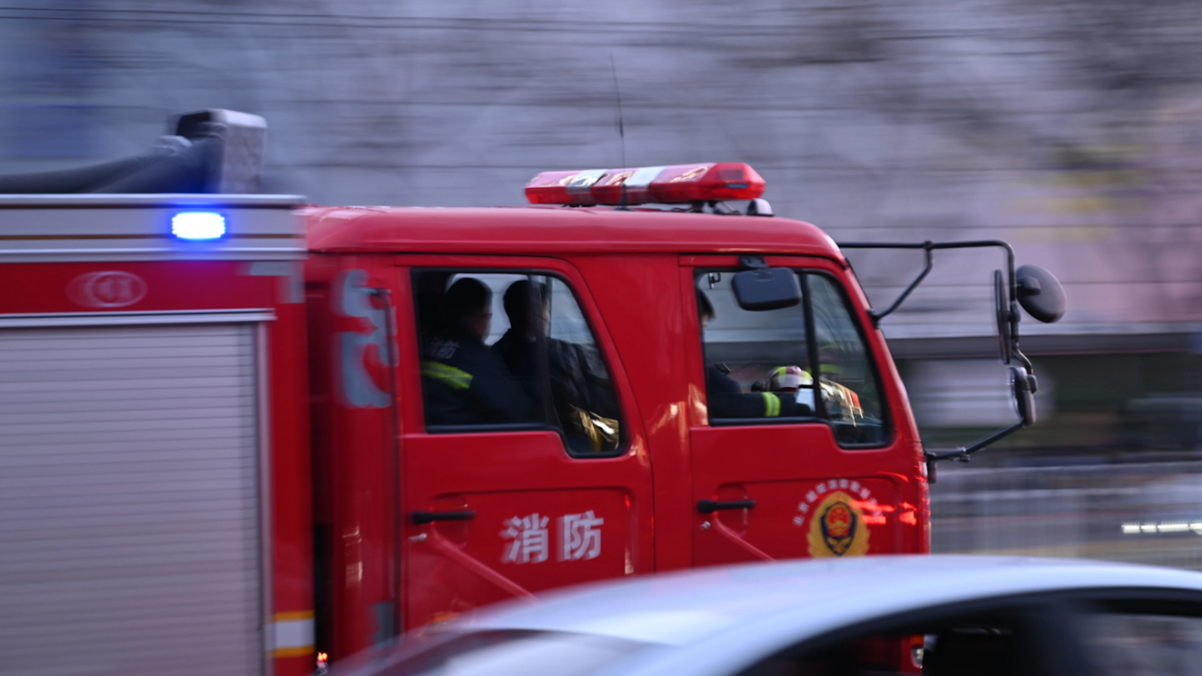 ARCHIVE – A Chinese fire truck drives down a street with its blue lights flashing. In western China, several people were buried in a landslide in Pengshui County. Photo: Johannes Neudecker/dpa