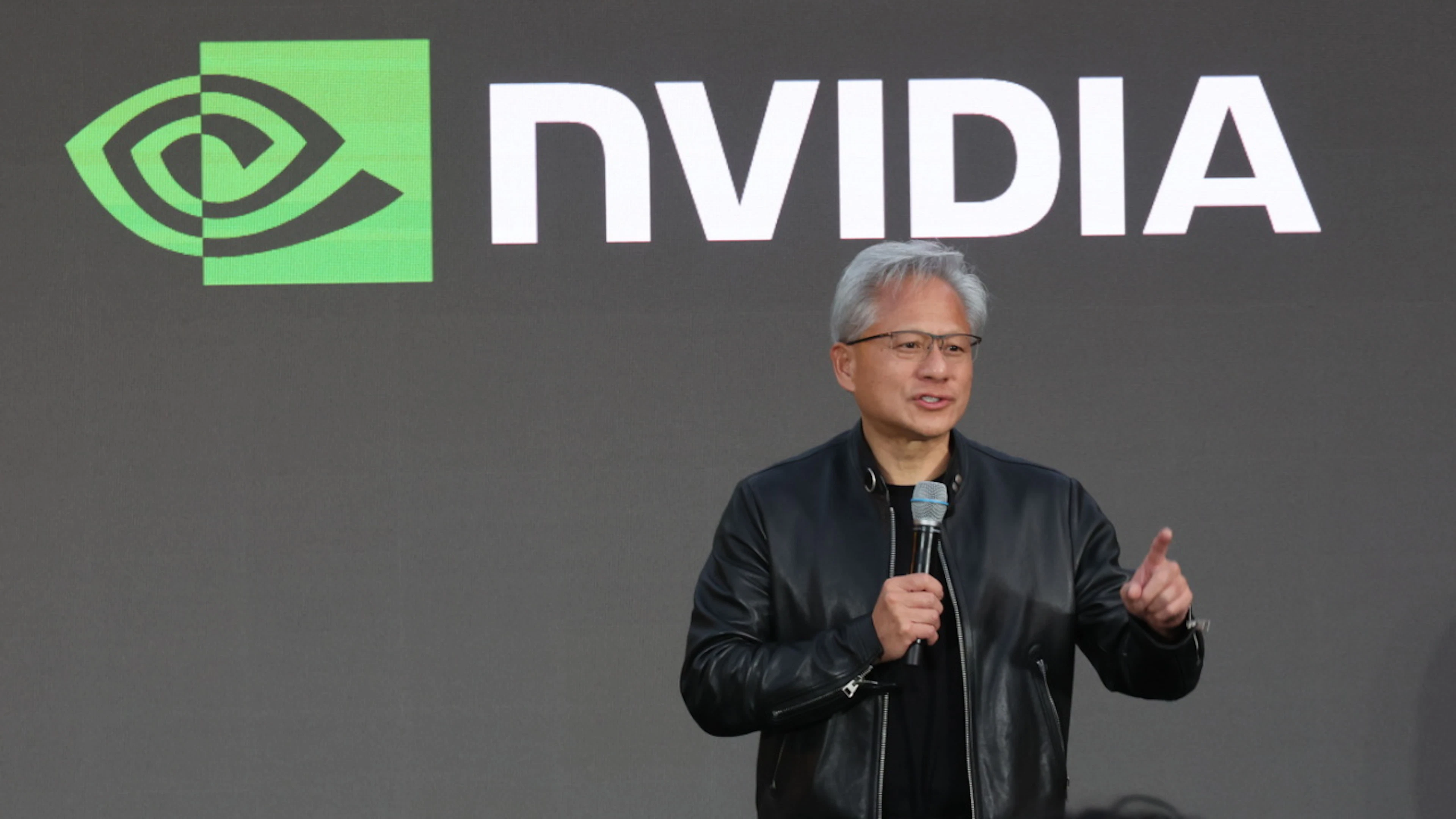 Nvidia a perdu sa place de plus grosse capitalisation mondiale, au profit d'Apple. Ici, le directeur général de Nvidia Jensen Huang. (archive)