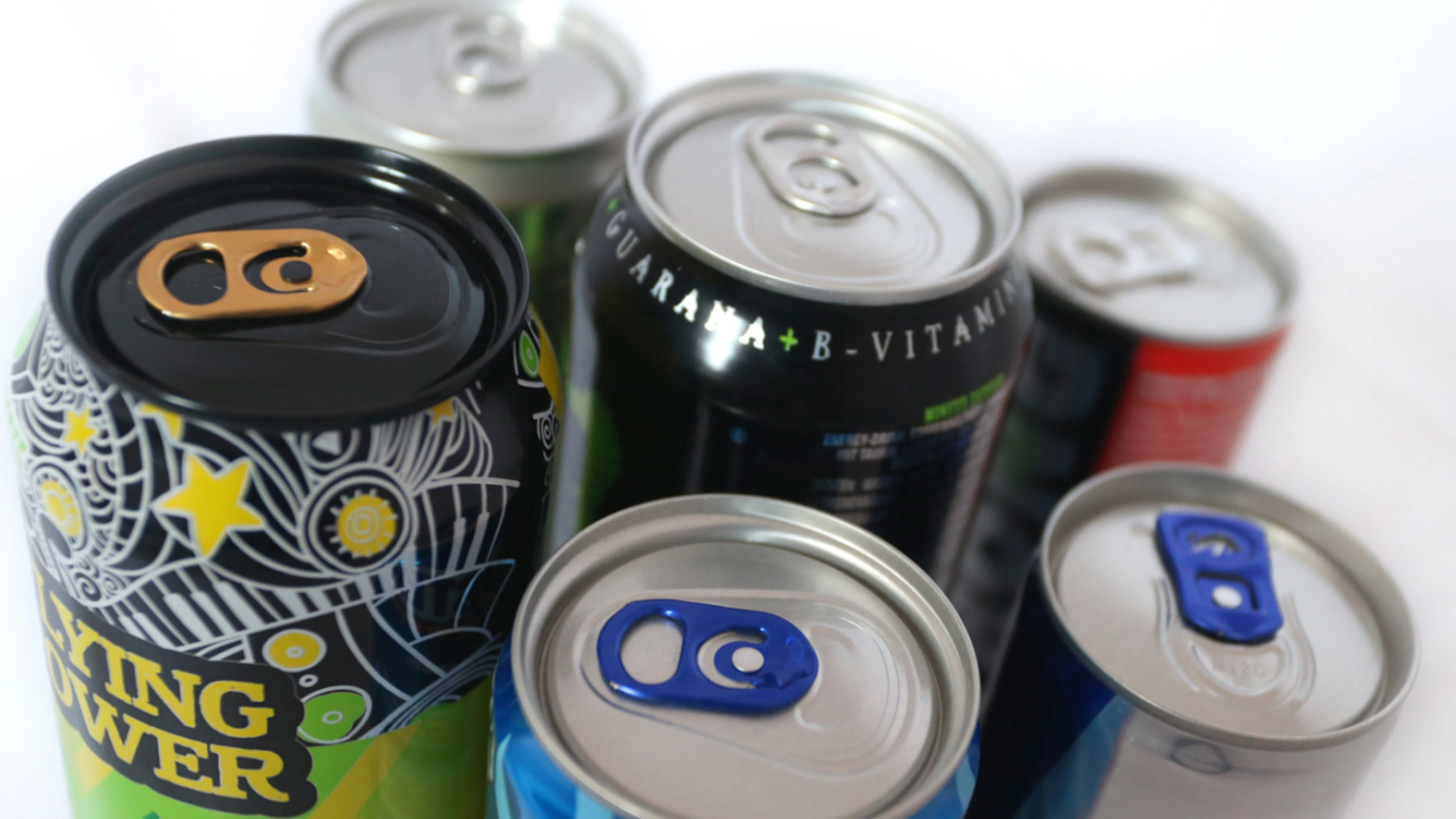 ARCHIV – Verschiedene Energydrinks. Foto: Karl-Josef Hildenbrand/dpa