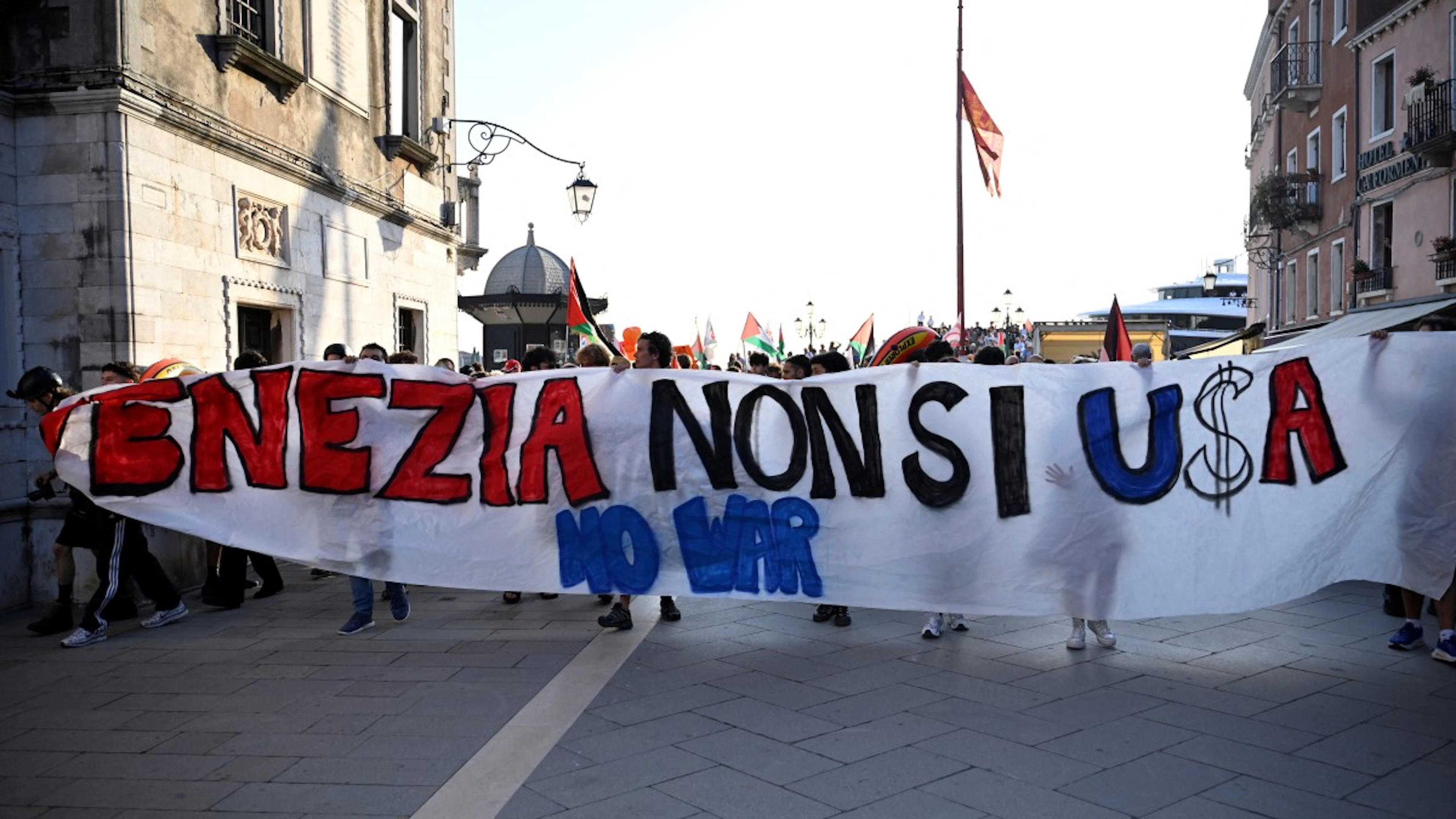 Manifestation à Venise contre le méga yacht de l'ambassadeur américain
