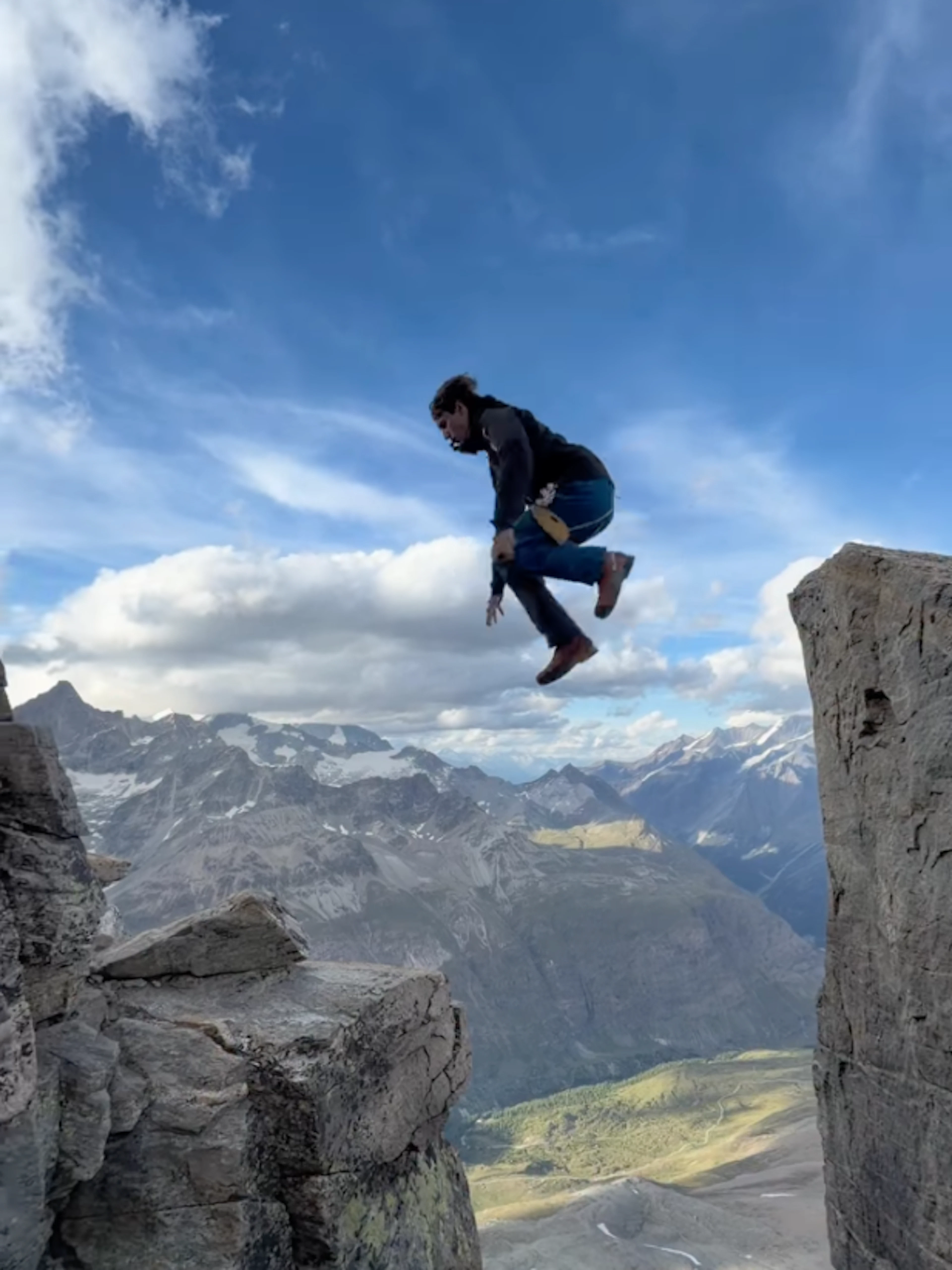 Parkour-Athlet empört mit riskanten Stunts am Matterhorn