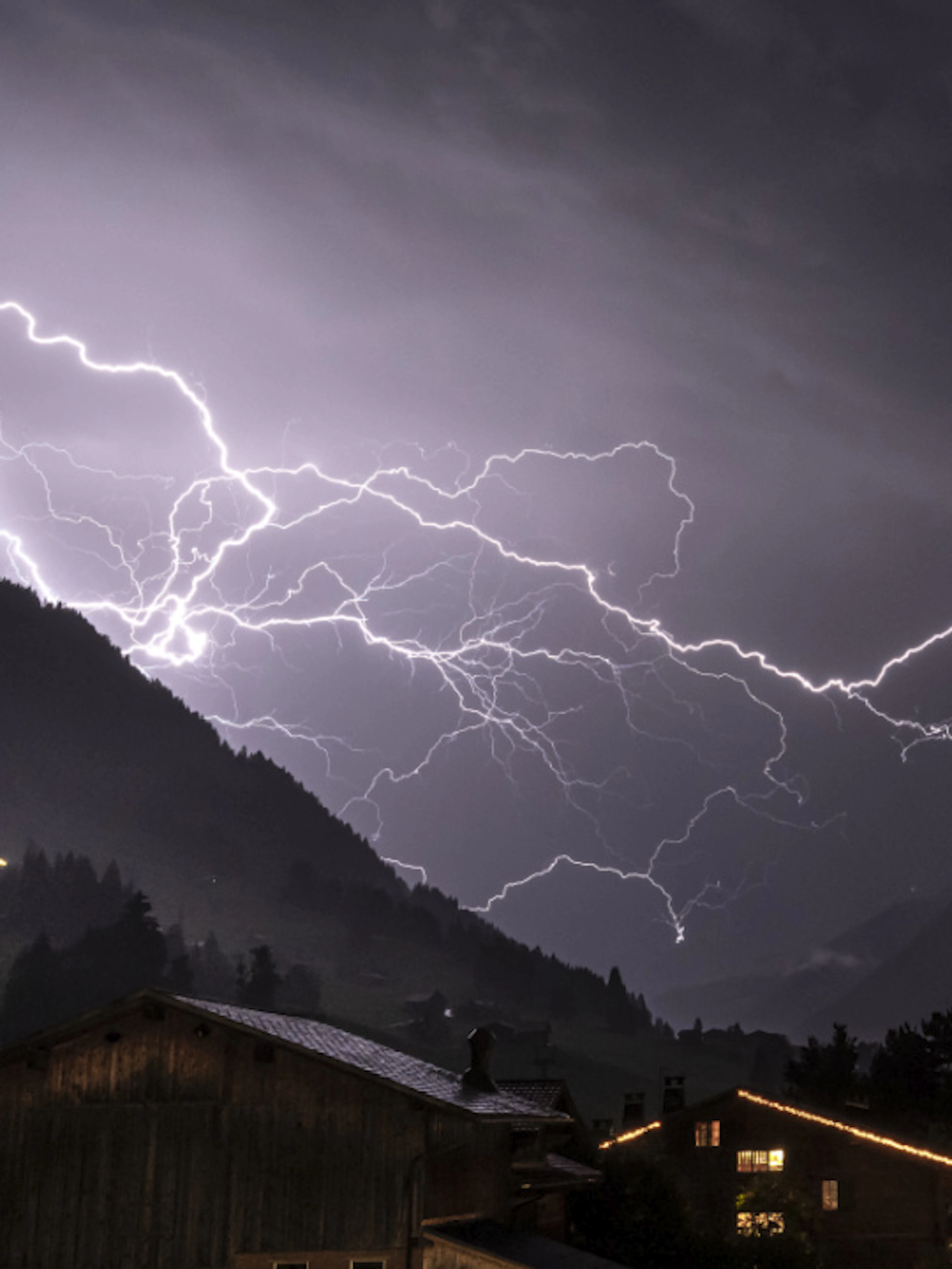 Violenti temporali provocano allagamenti e caduta di alberi in Svizzera