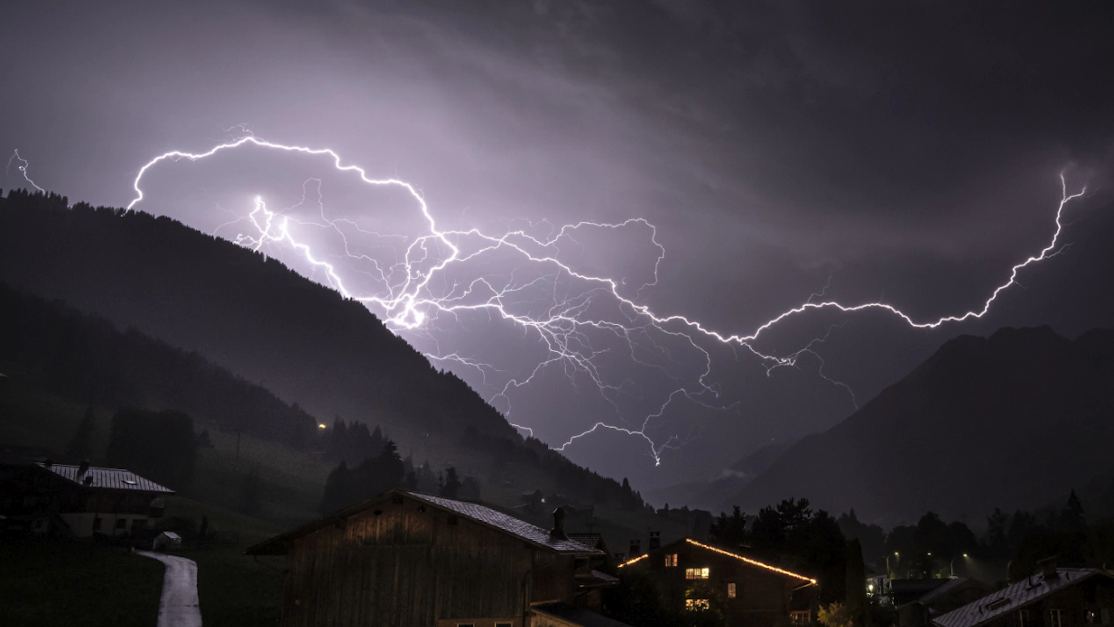 I fulmini ieri sera a Gstaad (BE).