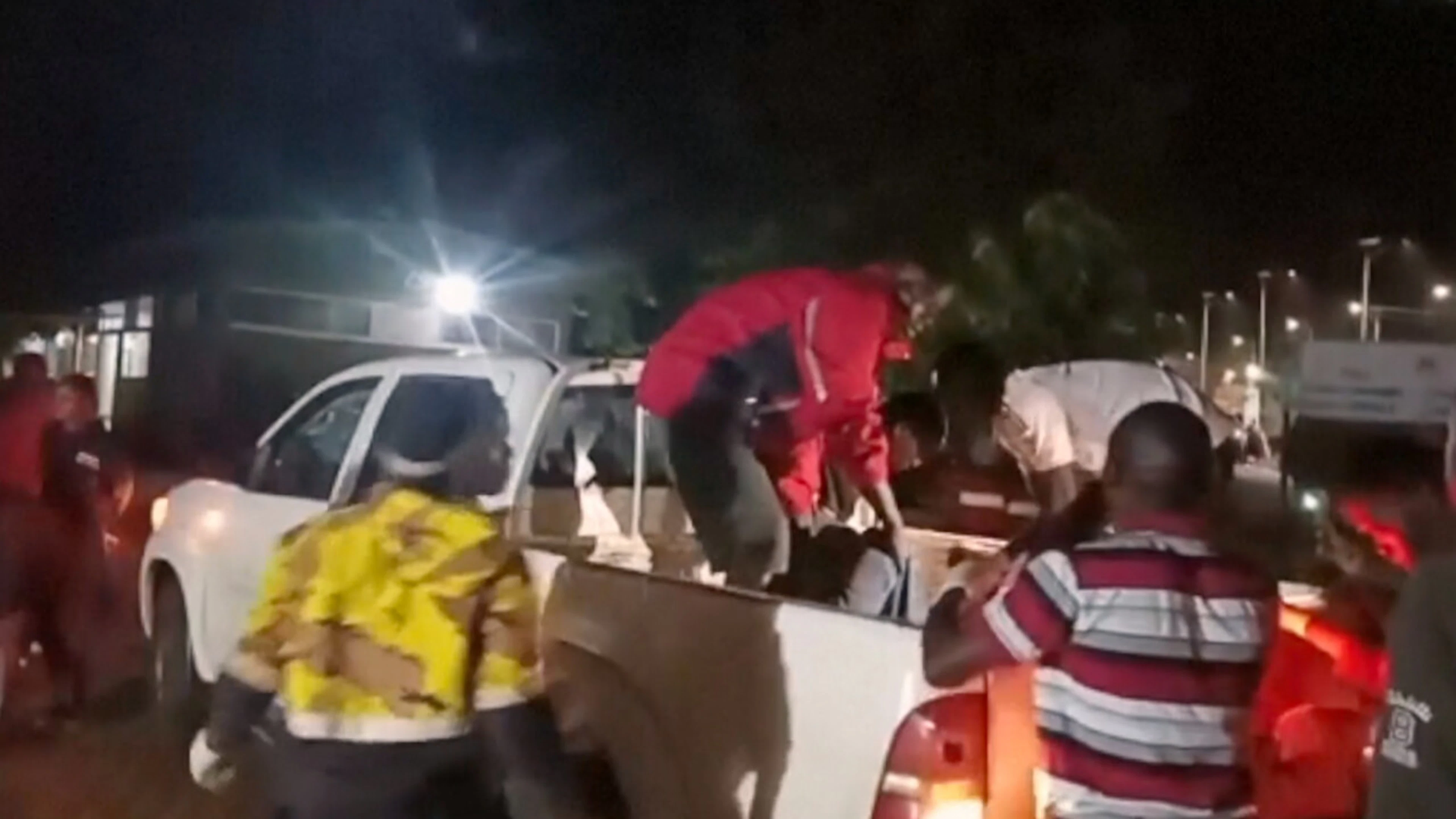 SCREENSHOT – HANDOUT – Dieser Ausschnitt aus einem vom ugandischen Roten Kreuz zur Verfügung gestellten Video zeigt verletzte Kinder, die nach einem Unfall eines Schulbusses mit einem Pick-up in ein Krankenhaus gebracht werden. Foto: Uncredited/Ugandan Red Cross/AP/dpa – ACHTUNG: Nur zur redaktionellen Verwendung bis zum 30.07.2026 im Zusammenhang mit der aktuellen Berichterstattung und nur mit vollständiger Nennung des vorstehenden Credits